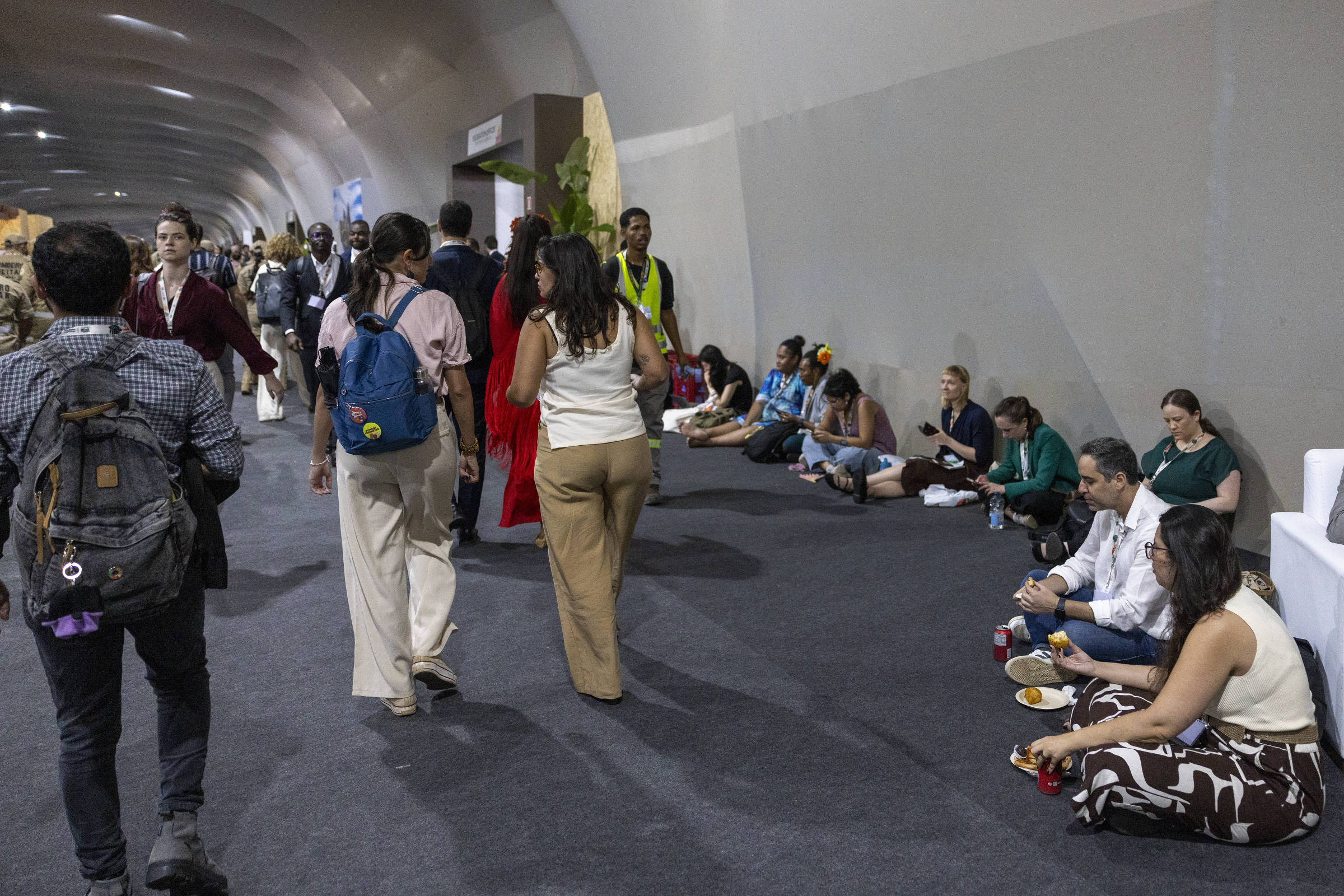 Calor na COP30 vira alvo de reclamação e leva a atendimento médico