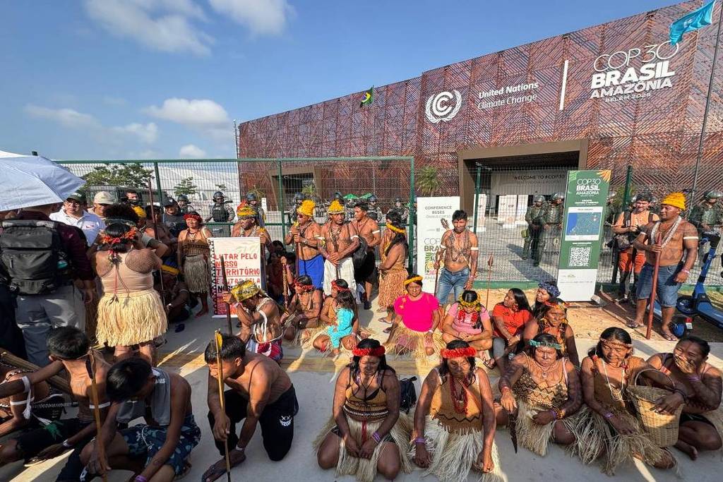 Mundurukus protestam em frente à COP30 contra plano de hidrovias do governo Lula