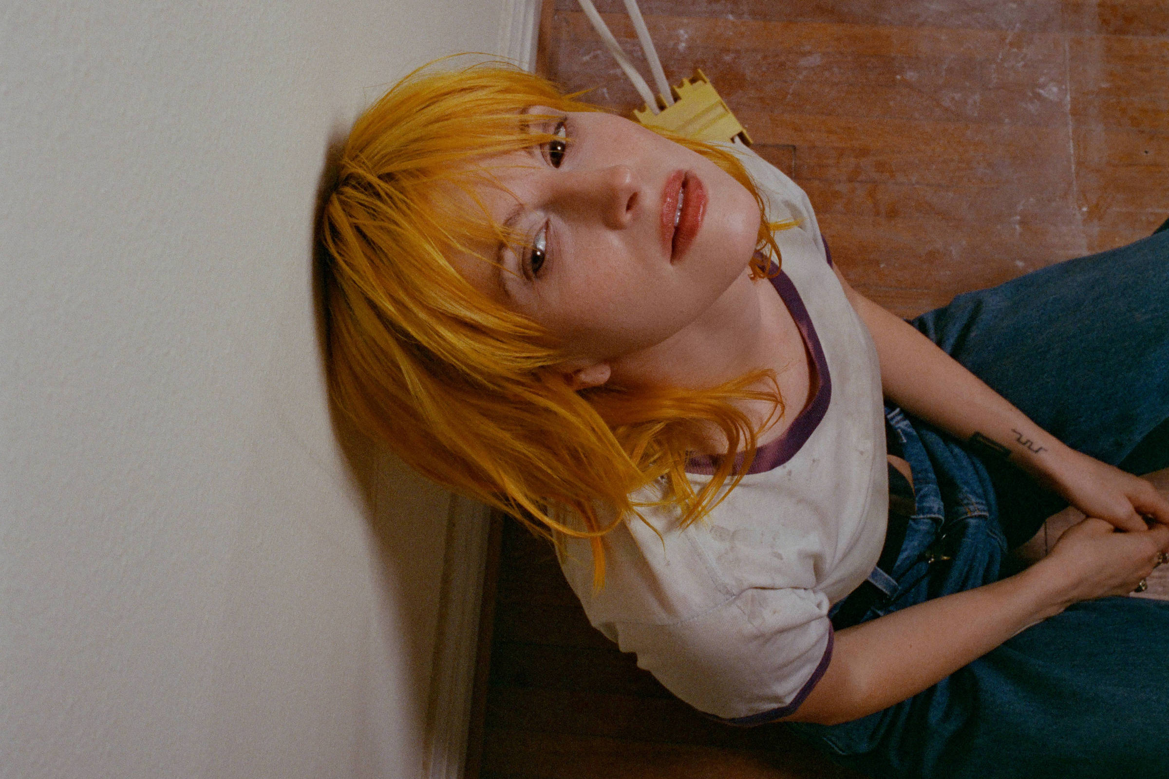 Hayley Williams diz por que se descolou do Paramore com disco sobre confissões