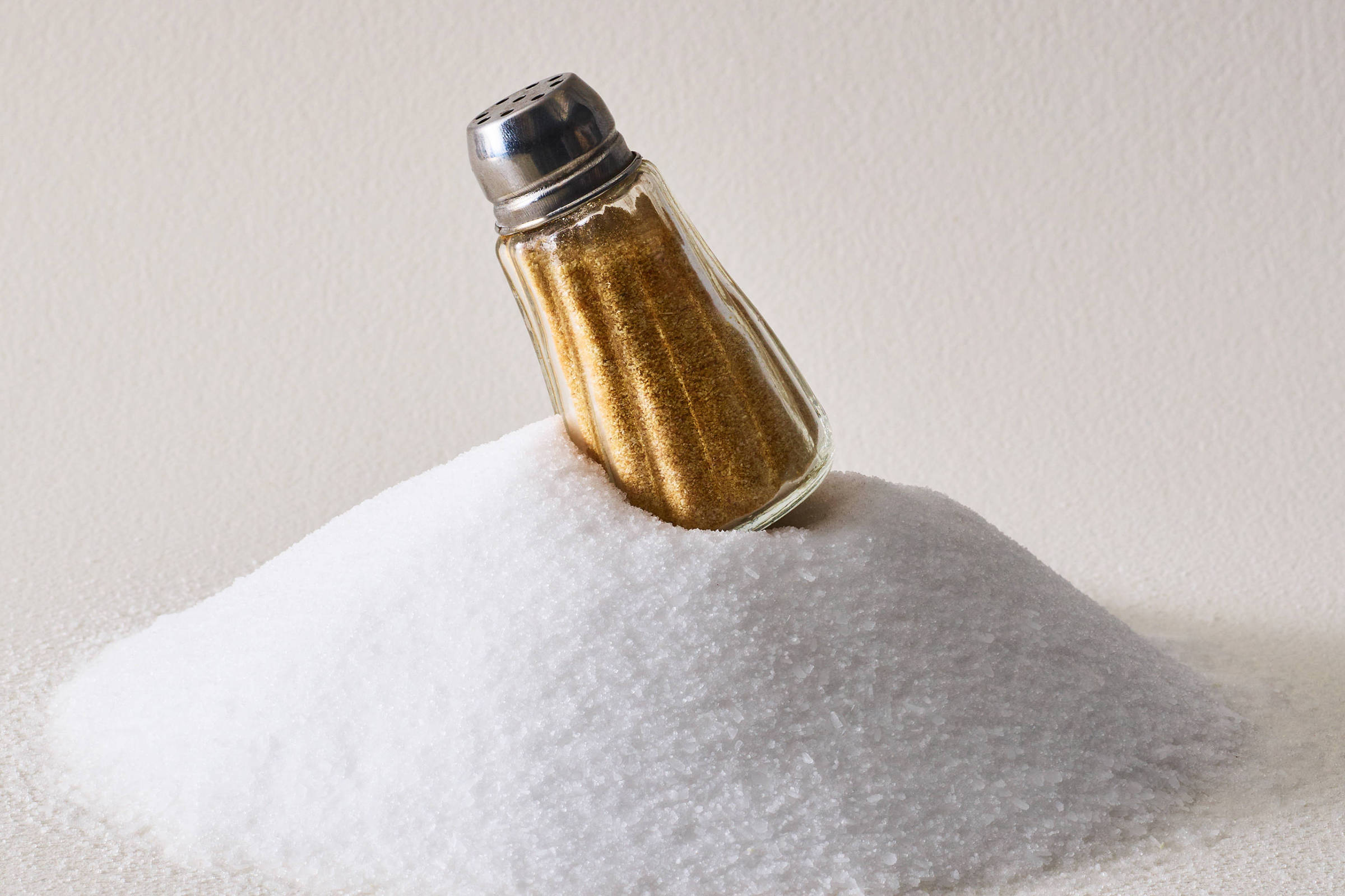 Veja quatro dicas de especialistas para reduzir o consumo de sal na comida