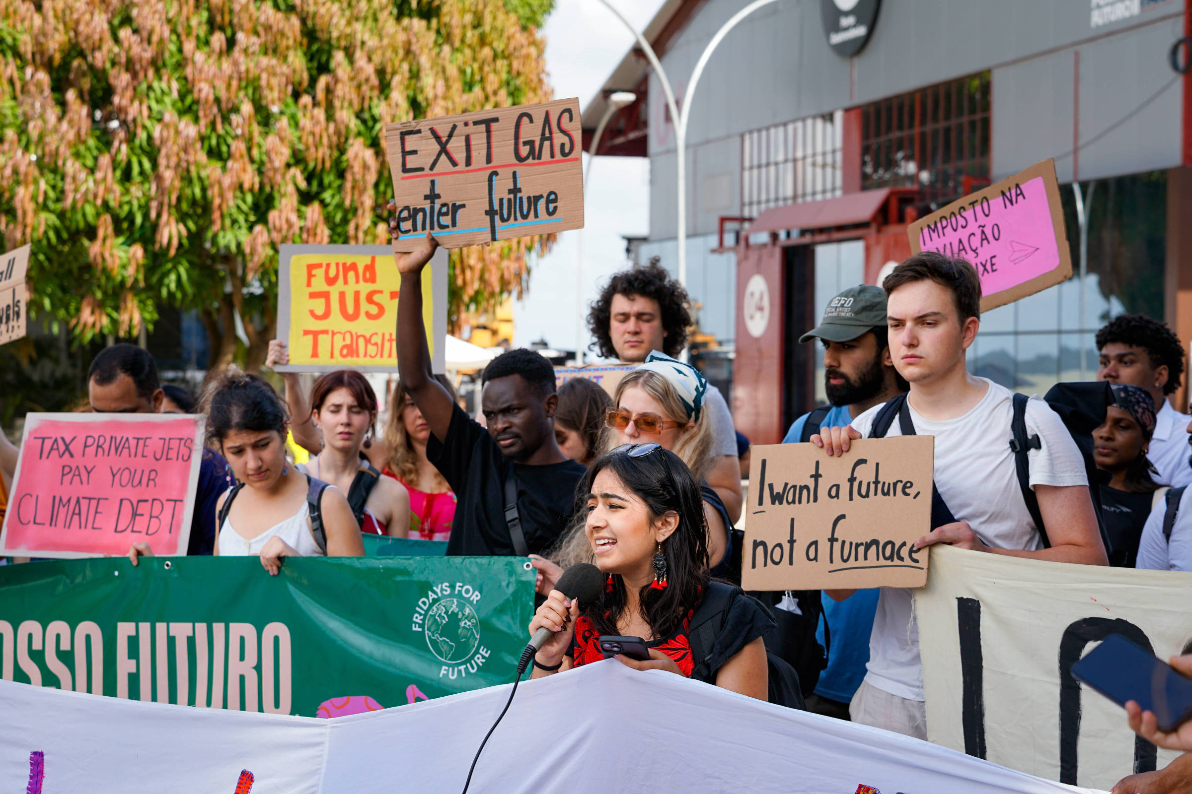 Jovens protestam pelas ruas de Belém e pedem para serem ouvidos na COP30