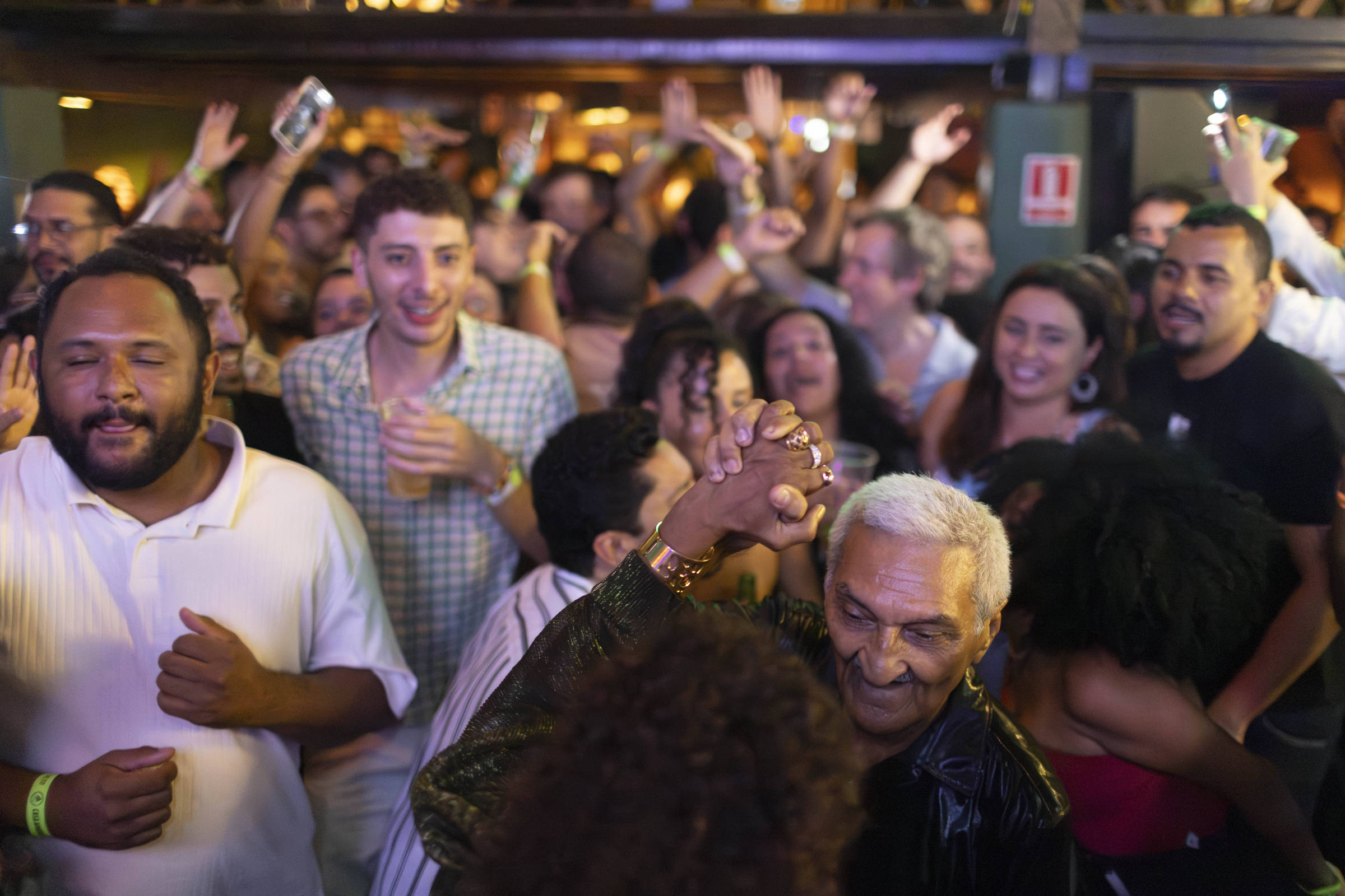Belém tem 'zona da cerveja' e aparelhagem em rotina de festas durante COP30