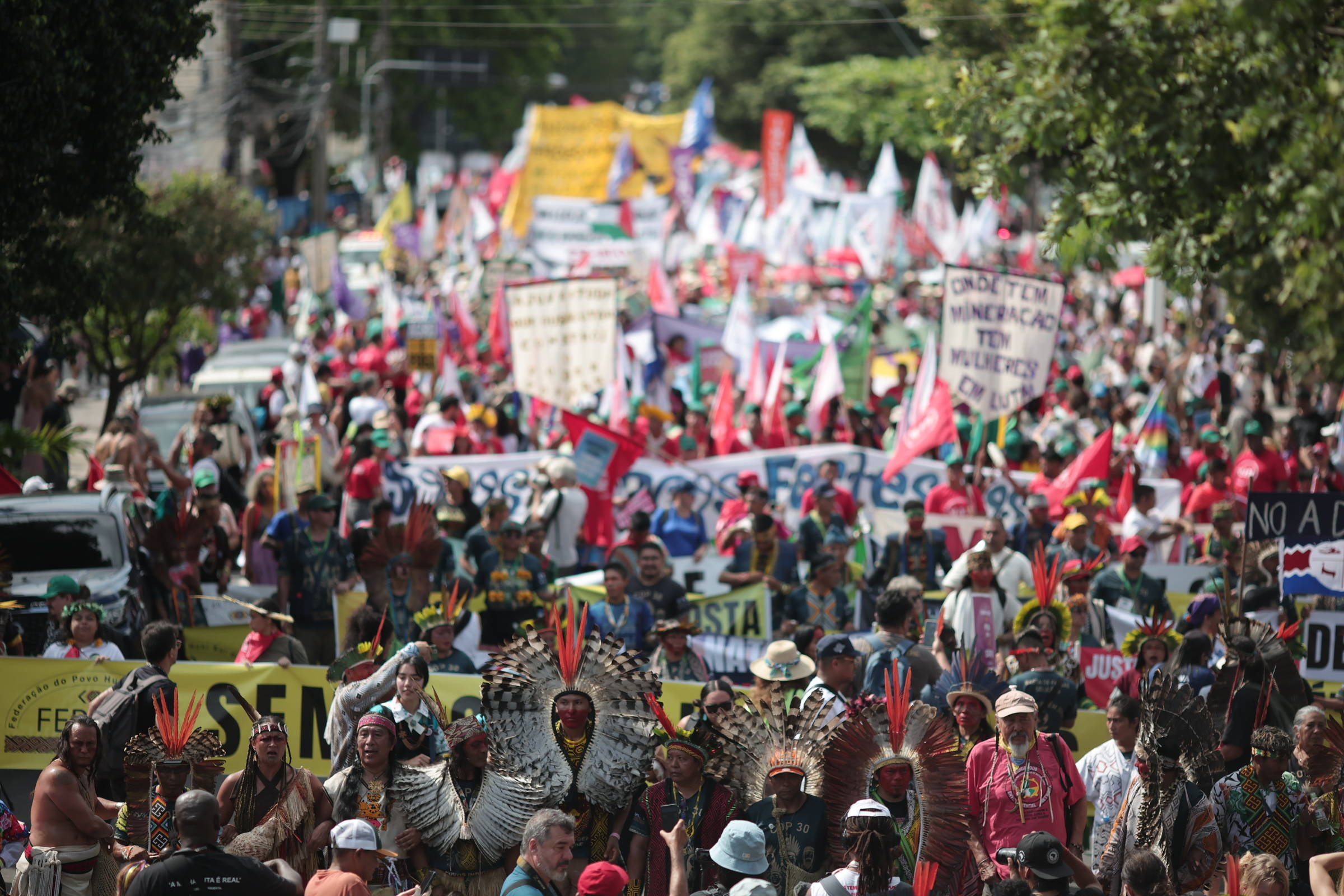 Marcha durante a COP30 reúne cerca de 70 mil pessoas em Belém; veja vídeo