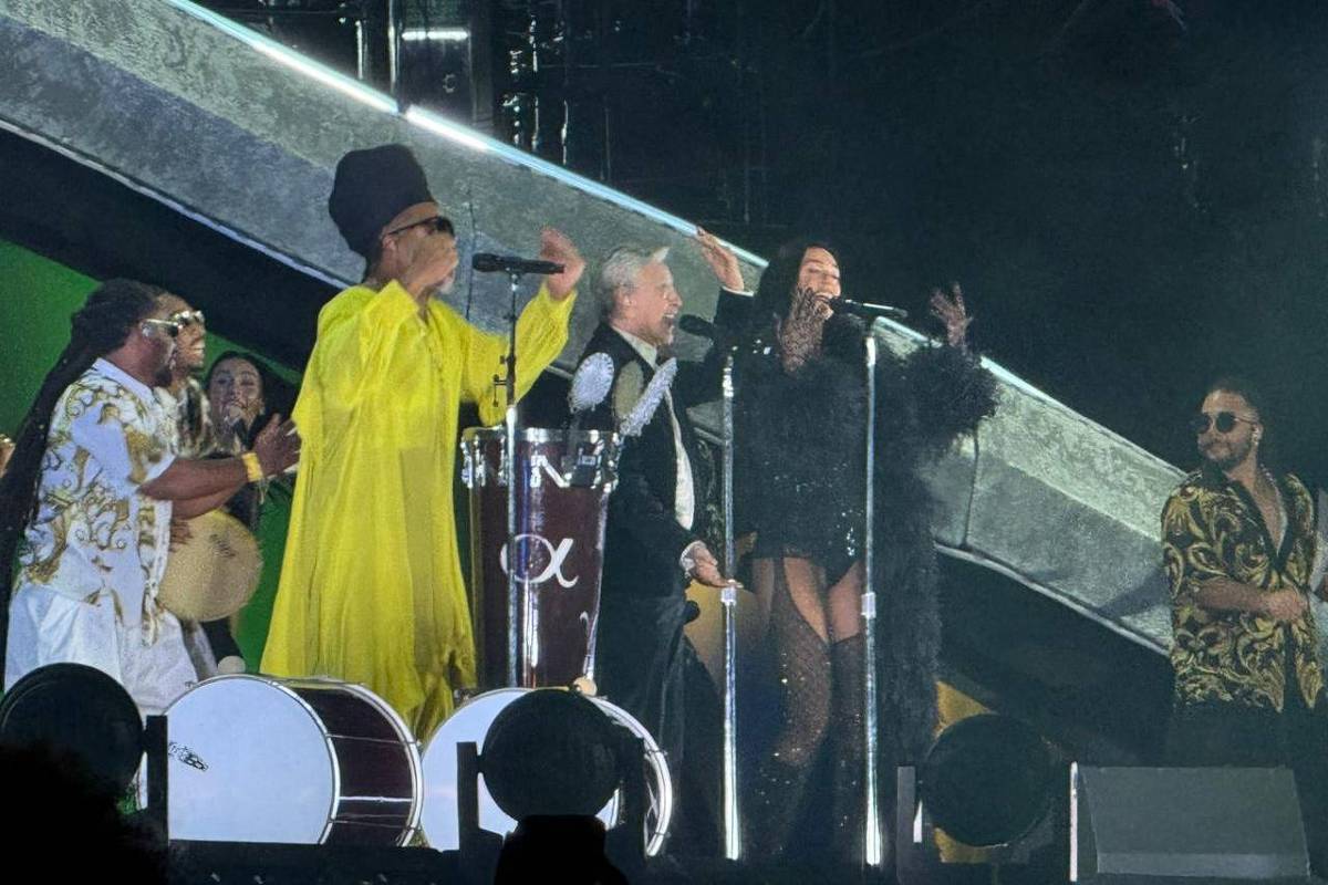 Dua Lipa canta e samba com Caetano Veloso e Carlinhos Brown em São Paulo