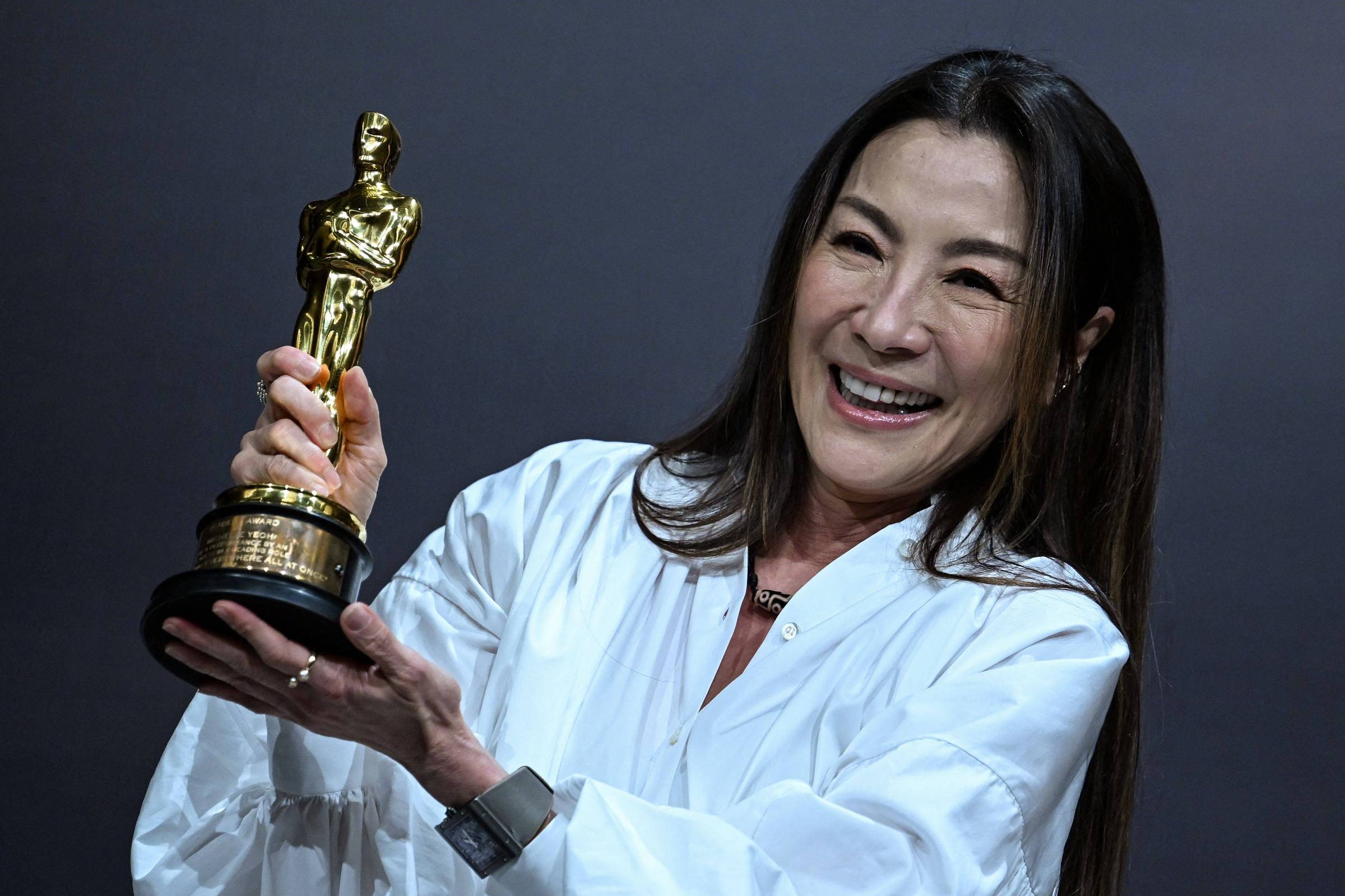 Michelle Yeoh, vencedora do Oscar, receberá Urso de Ouro no Festival de Berlim