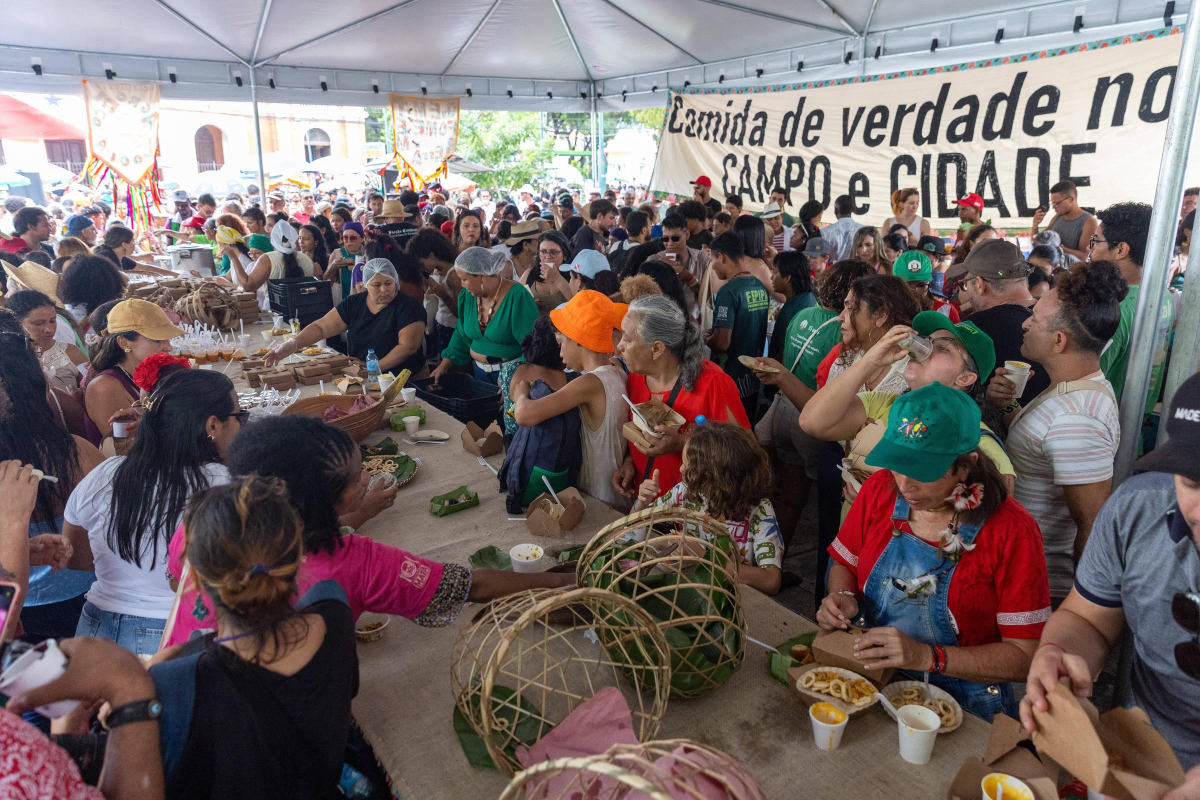 Cúpula dos Povos encerra atividades com 'banquetaço' e entrega de carta a presidente da COP30