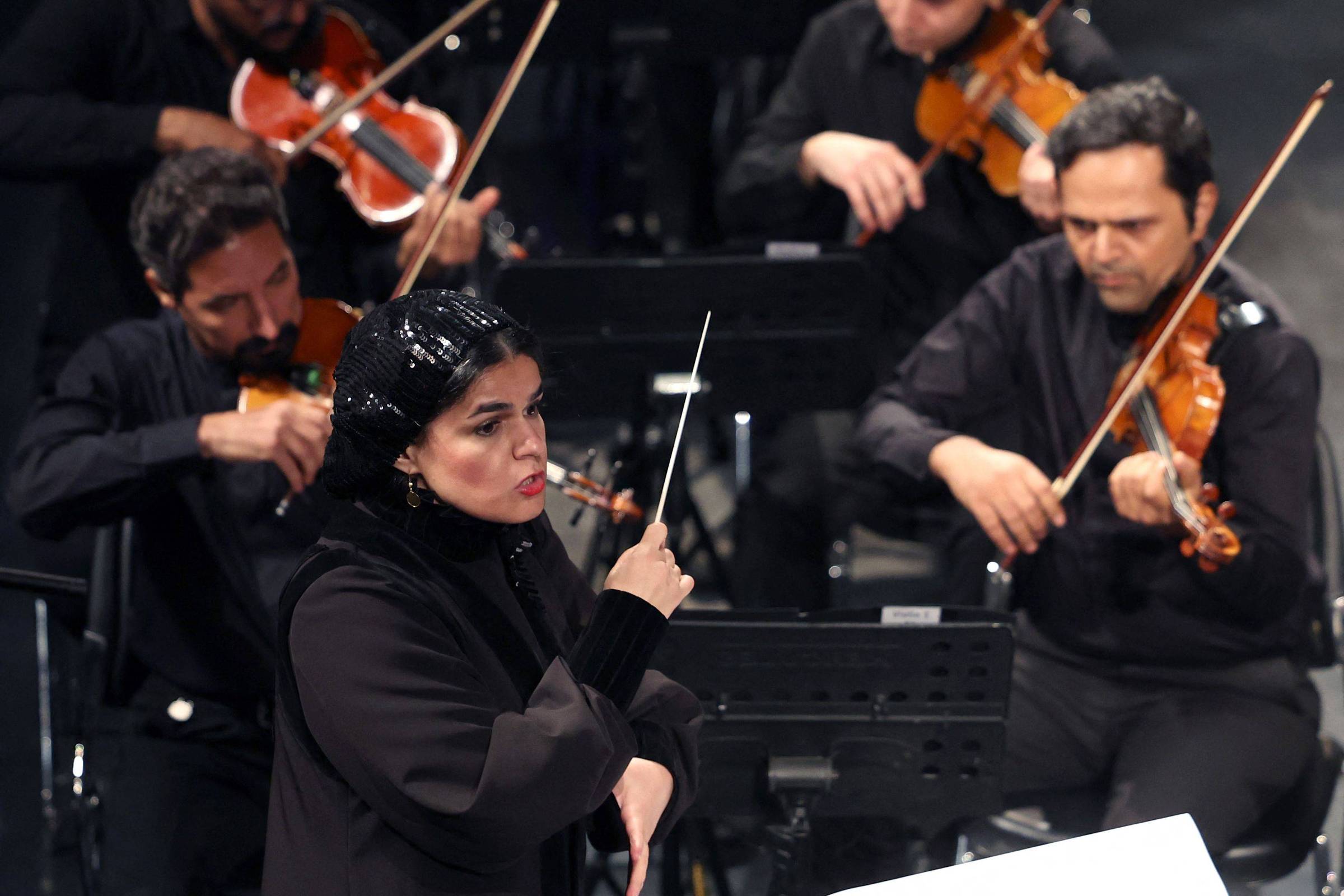 Maestrina é a primeira mulher a reger Orquestra Sinfônica de Teerã, no Irã