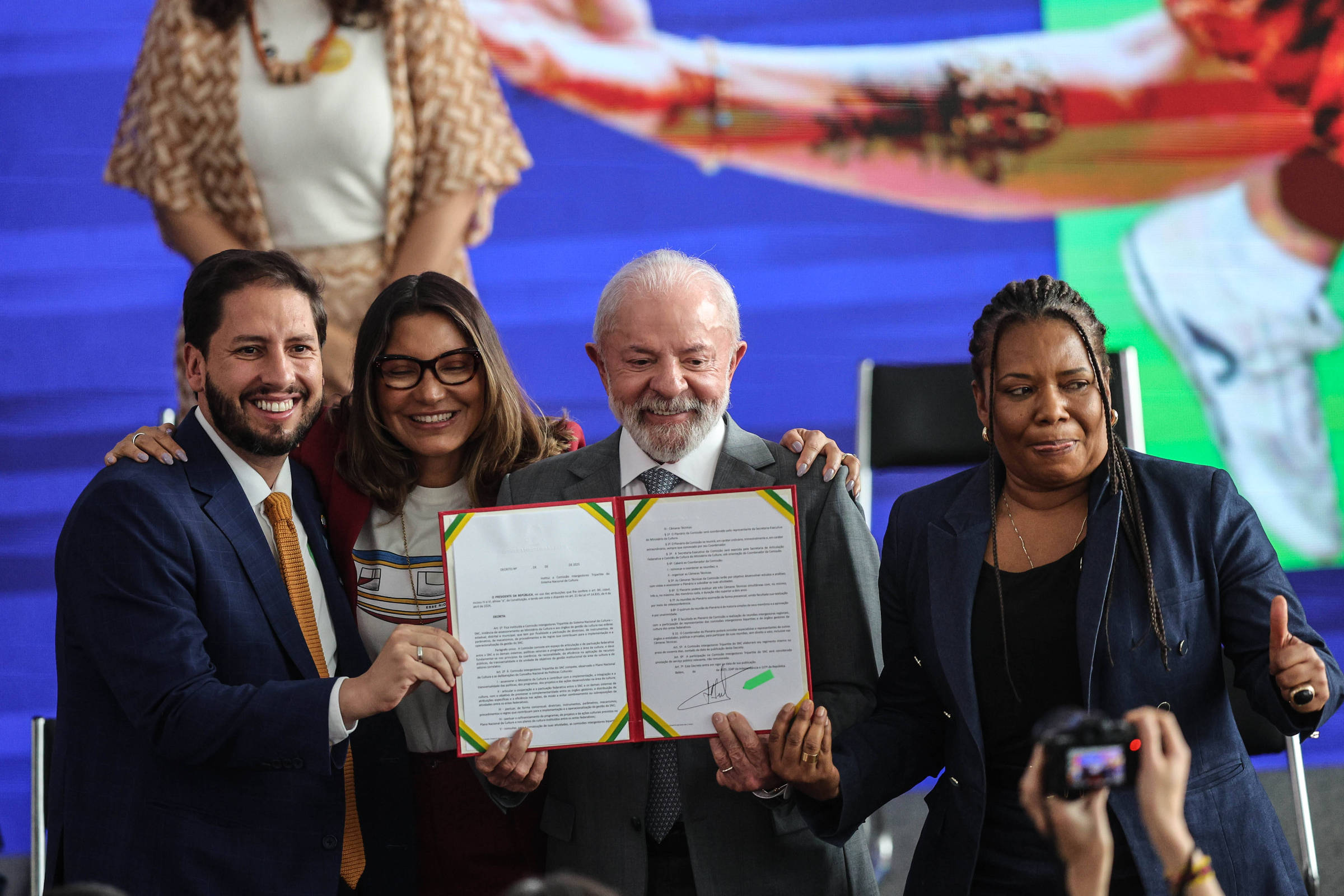 Lula pede 'guerrilha democrática' ao enviar Plano Nacional de Cultura ao Congresso