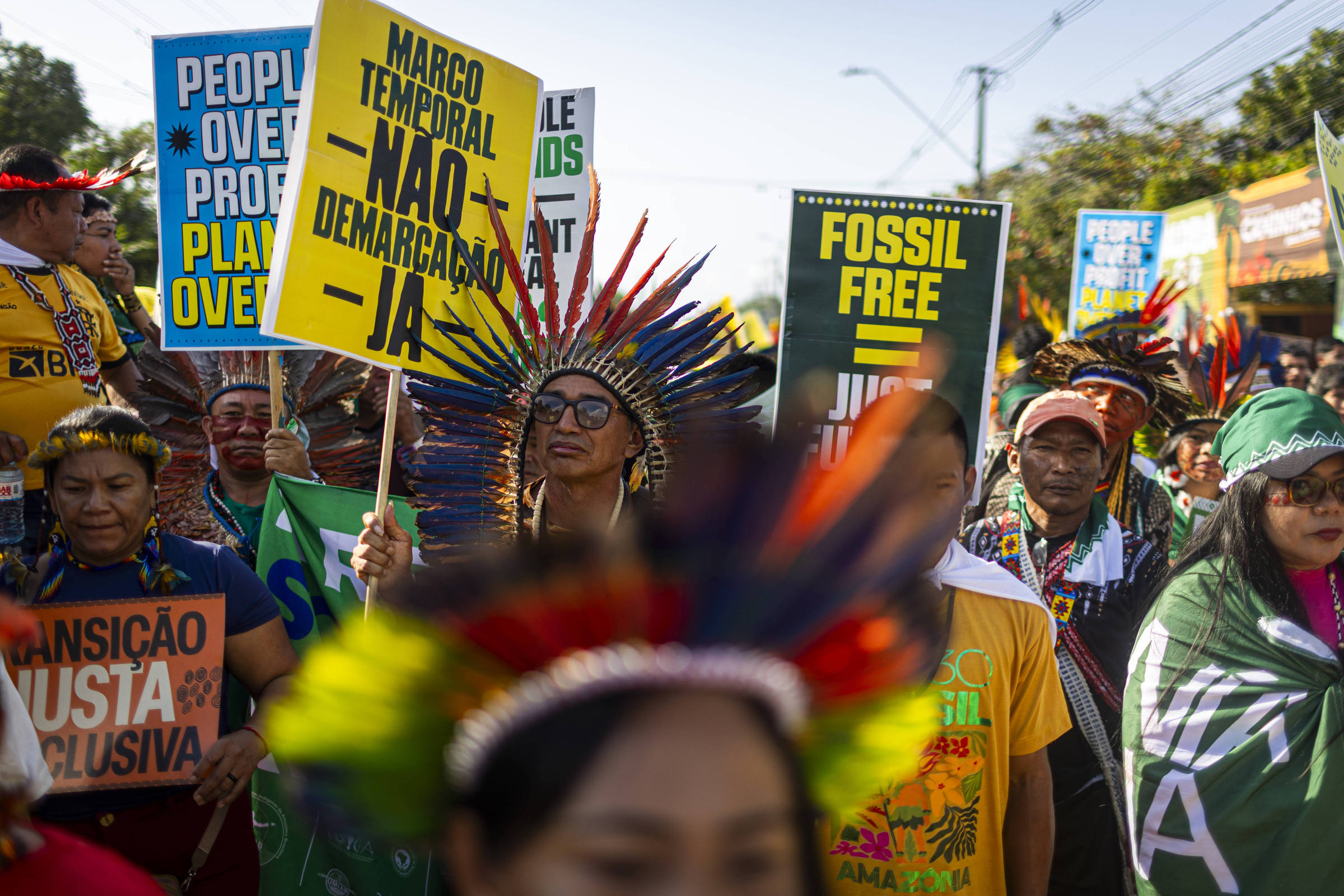 Indígenas abrem a segunda semana da COP30 com marcha contra violência nos territórios