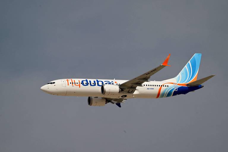 Avião da Flydubai faz voo de demonstração no Aeroporto Internacional Al-Maktoum, em Dubai - Giuseppe Cacace/18.nov.25/AFP · Giuseppe Cacace/18.nov.25/AFP