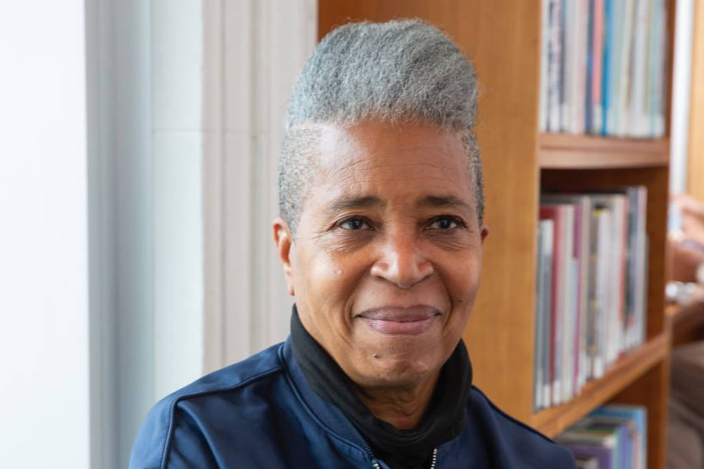 Em 'Salvamento', Dionne Brand pensa a vida que é destruída pelos livros