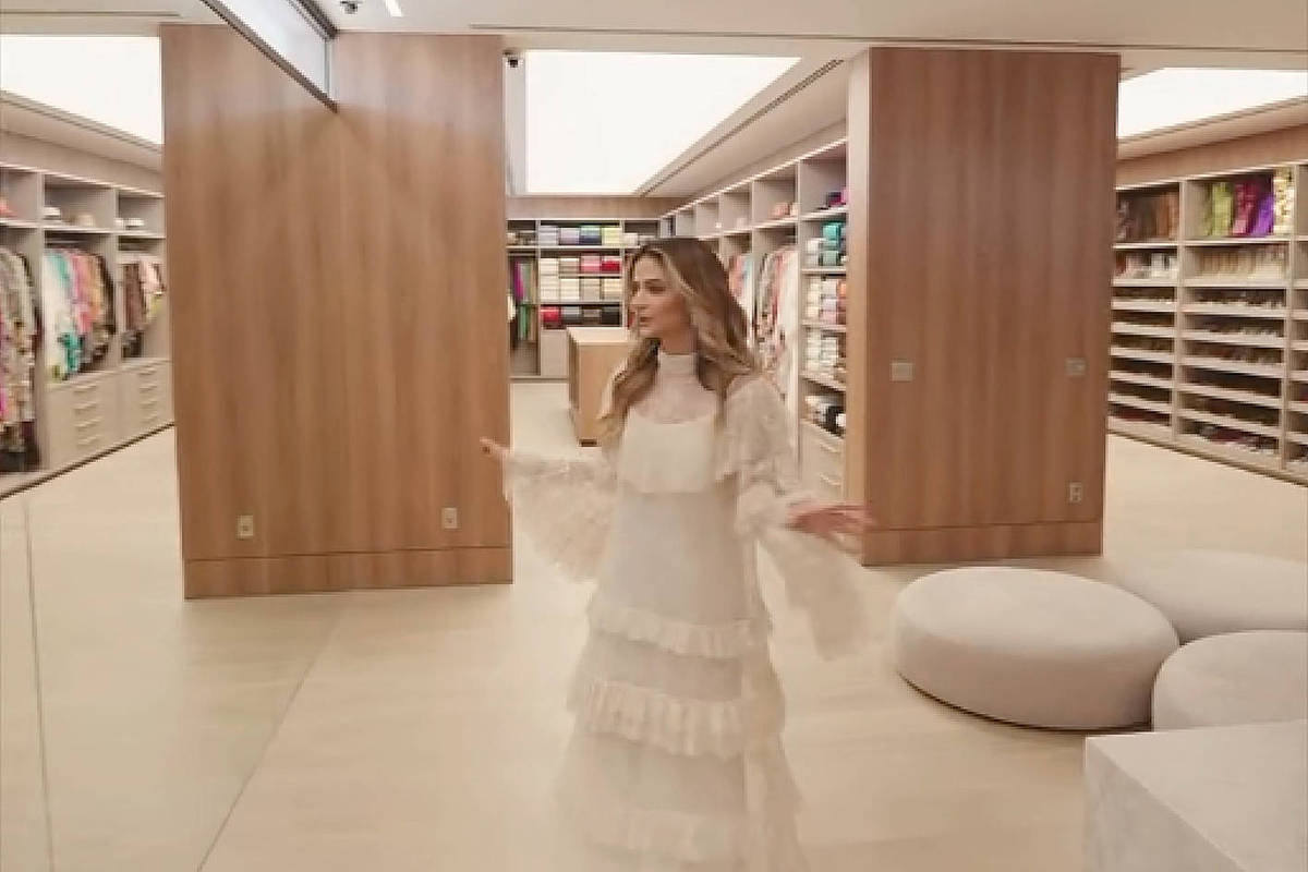 O que você sente ao ver um closet de 230 metros?