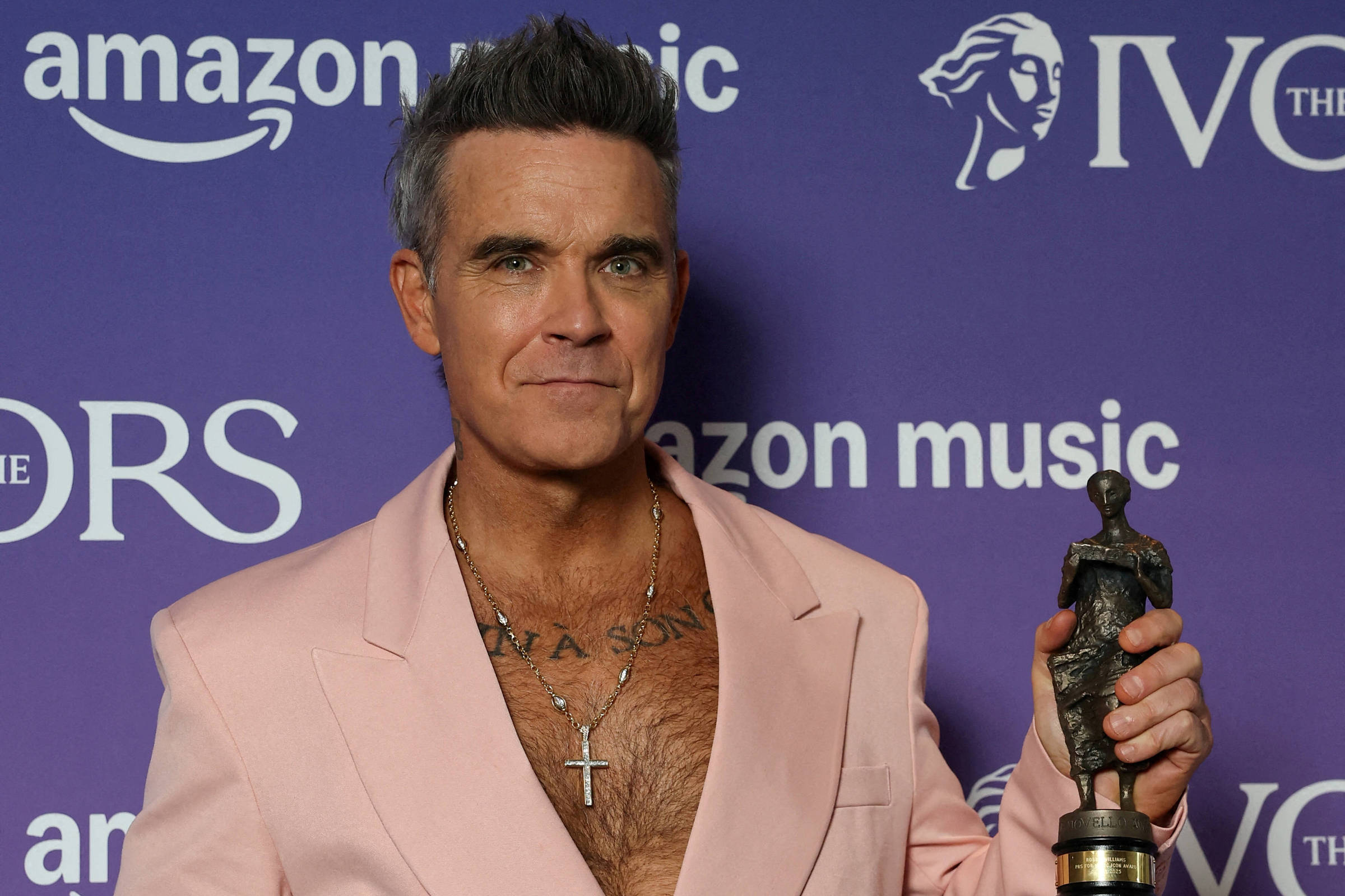 Robbie Williams diz estar ficando cego por causa de remédios de emagrecimento