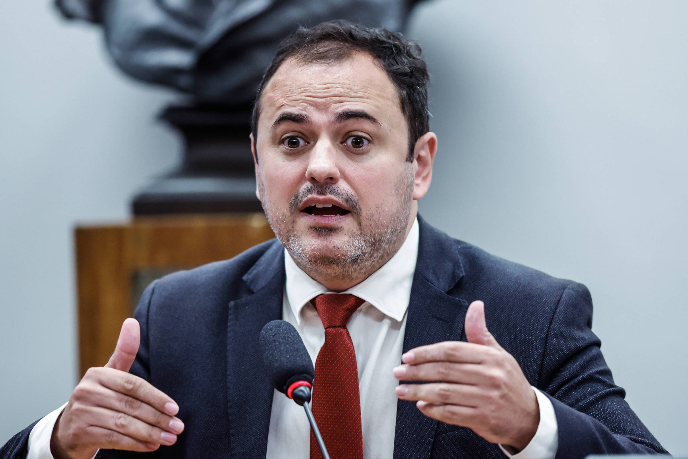 Deputado do PSOL pergunta a Motta se parlamentar pode estar armado durante votação do PL Antifacção