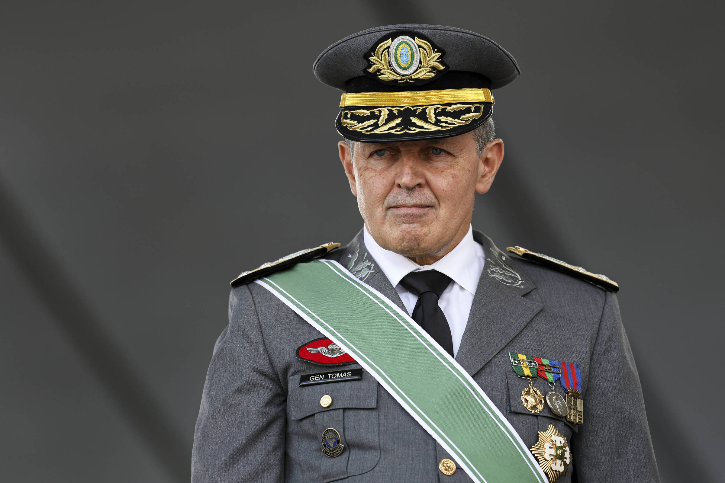 Chefe do Exército pede a Moraes que militares condenados não sejam algemados na hora da prisão