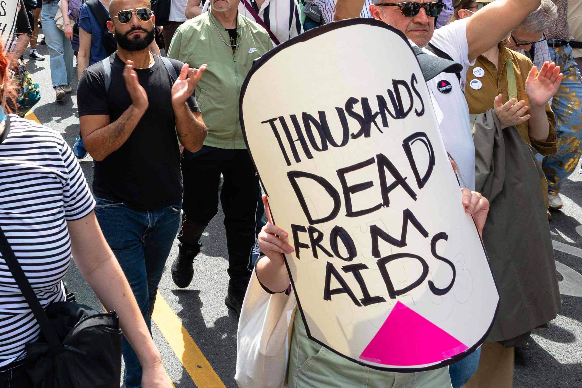 Trump prometeu acabar com Aids nos EUA até 2030, mas ações apontam contrário