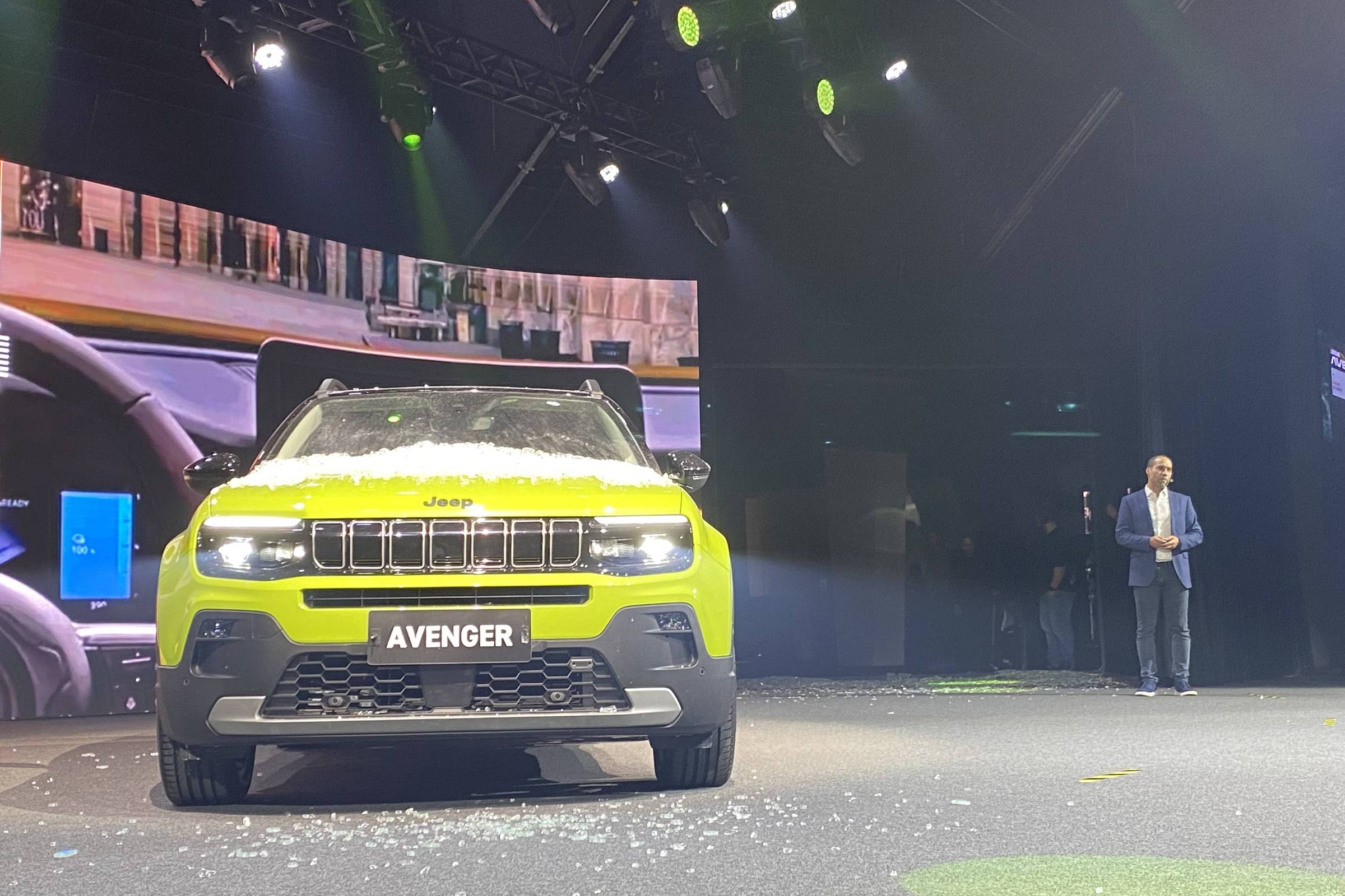 Jeep revive cena clássica de Detroit no Salão do Automóvel com Avenger coberto por cacos de vidro