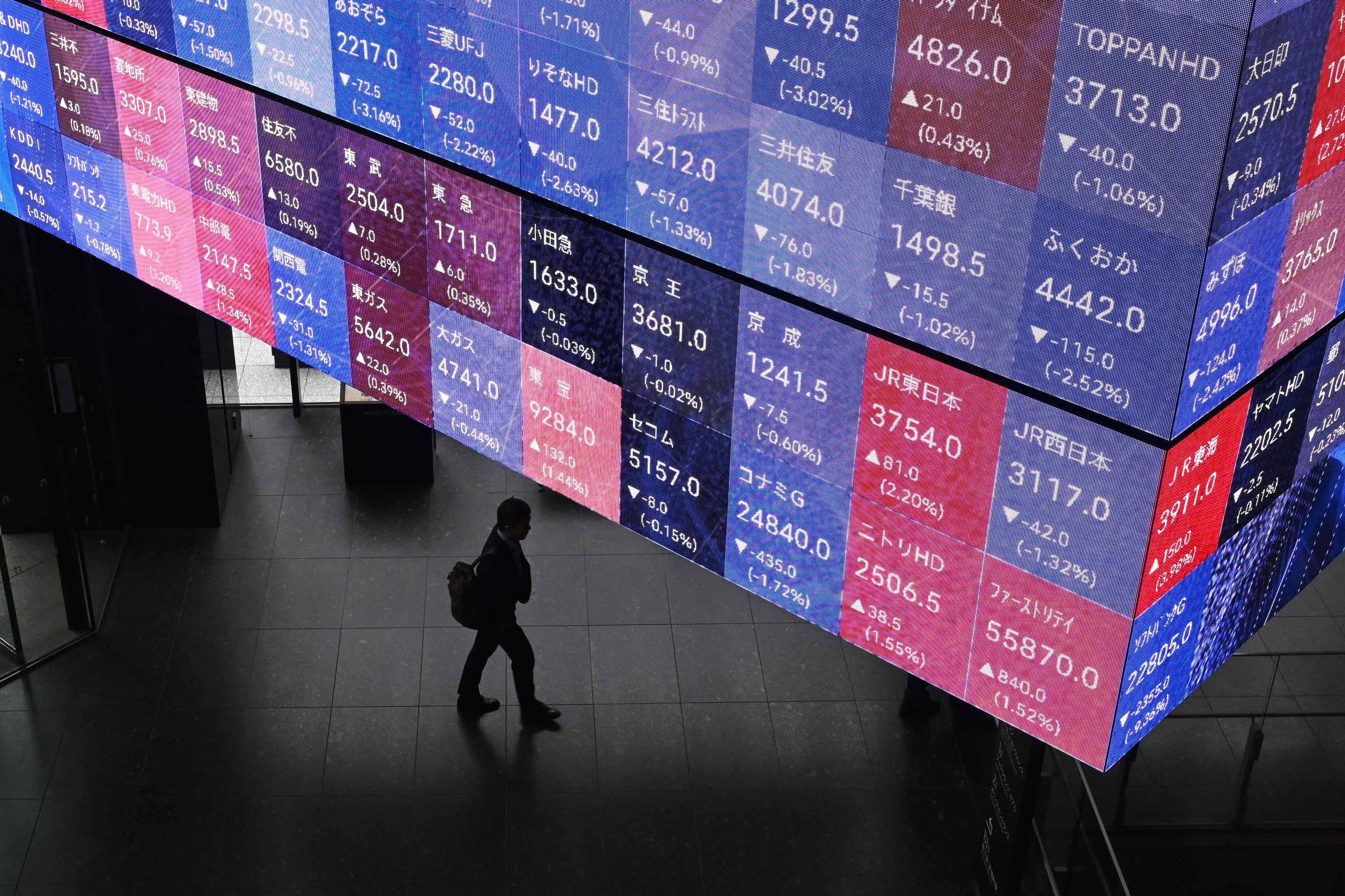 Ansiedade com gastos em IA volta aos mercados globais e ações asiáticas despencam