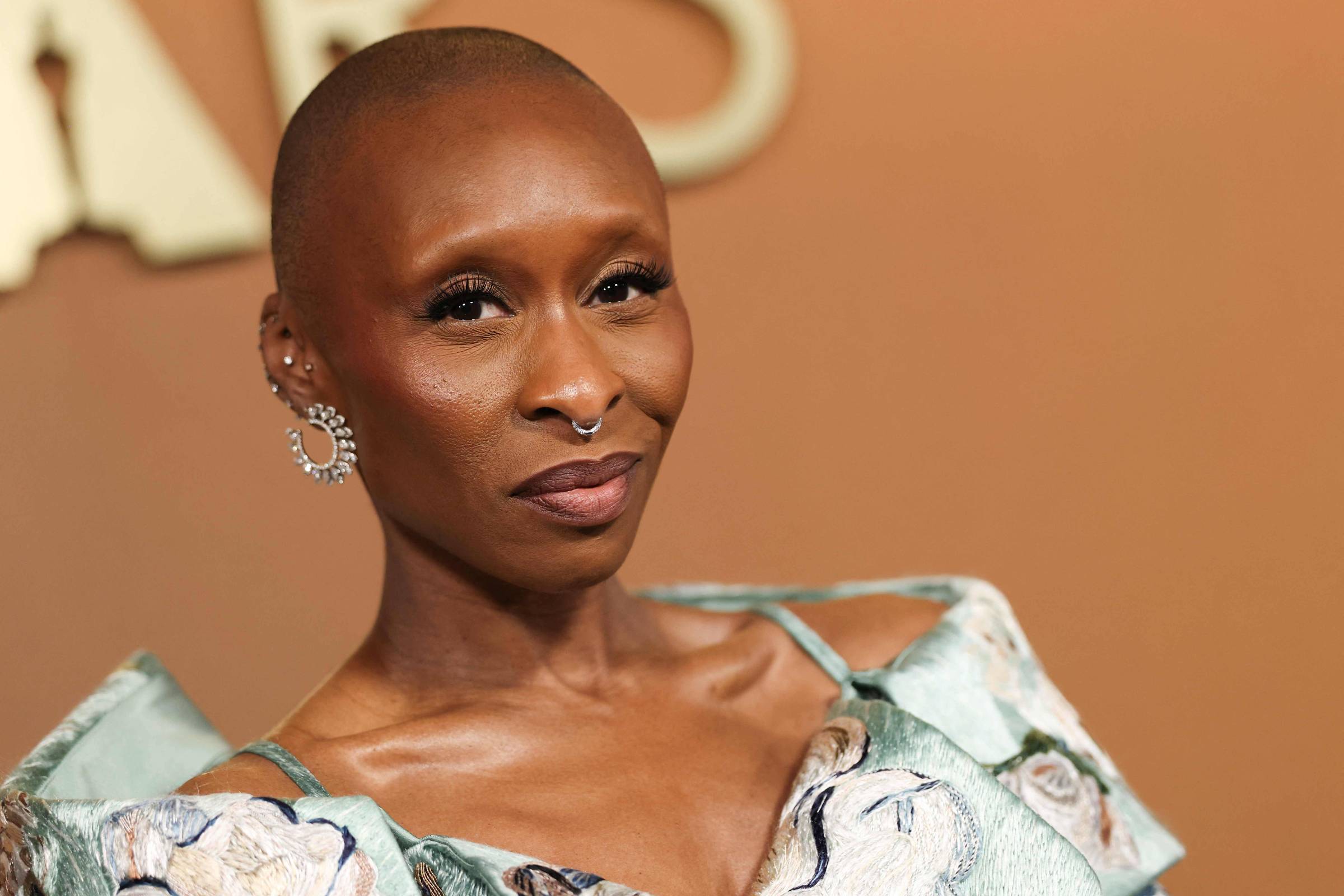 Cynthia Erivo diz que protegeu Ariana Grande de homem por instinto