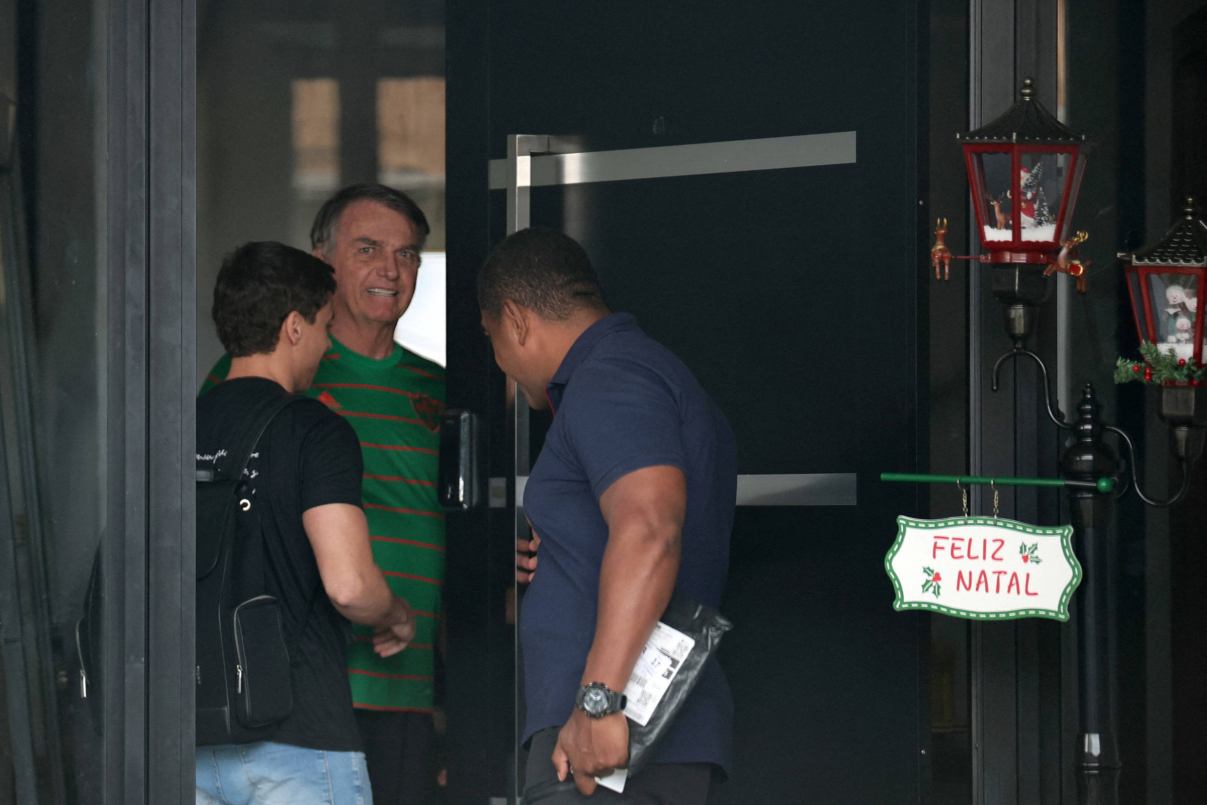 Defesa pede a Moraes que Bolsonaro cumpra pena em casa por motivos de saúde