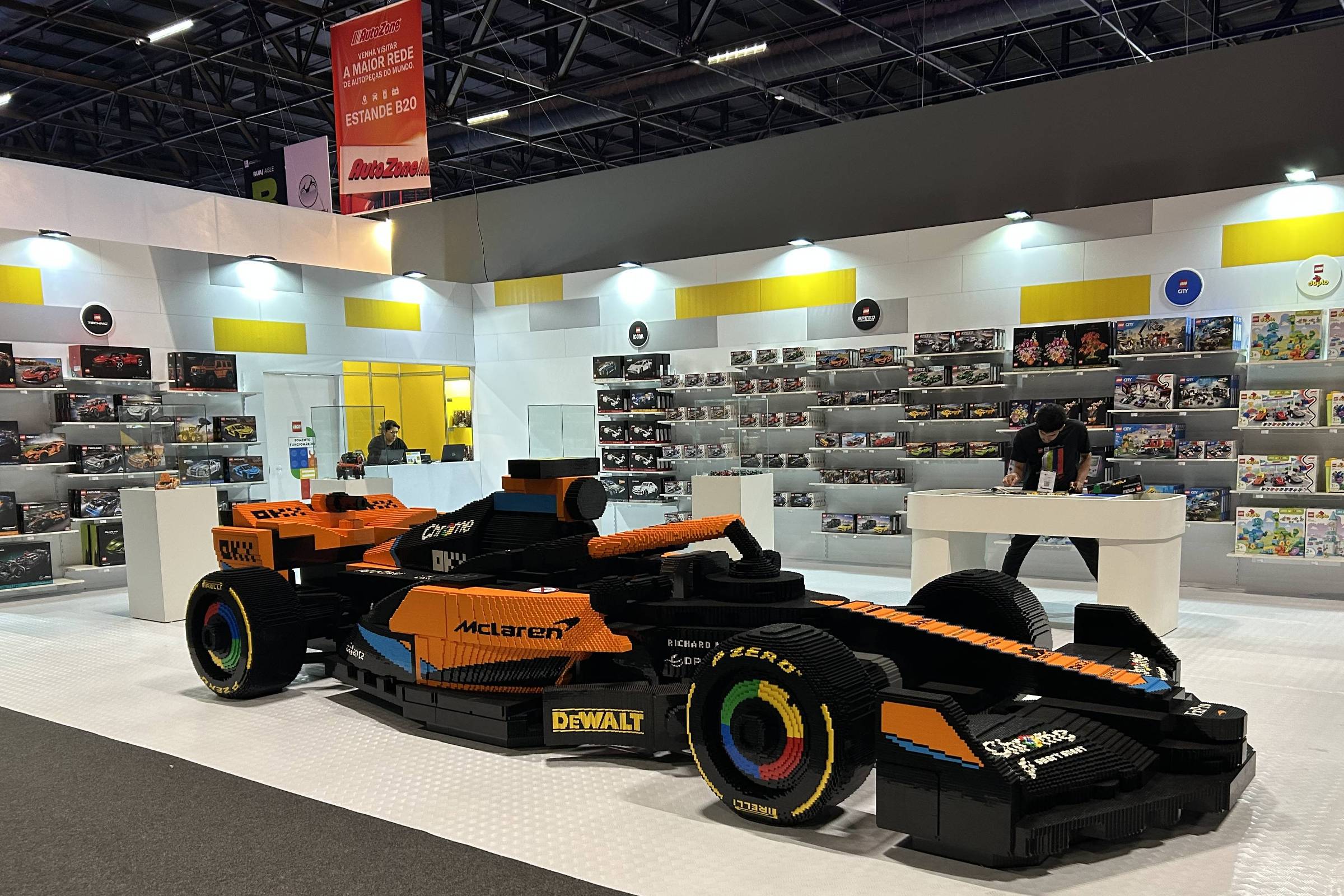 Tratores, robôs, avião e F-1 feito de Lego dividem atenção com carros no Salão do Automóvel; veja fotos