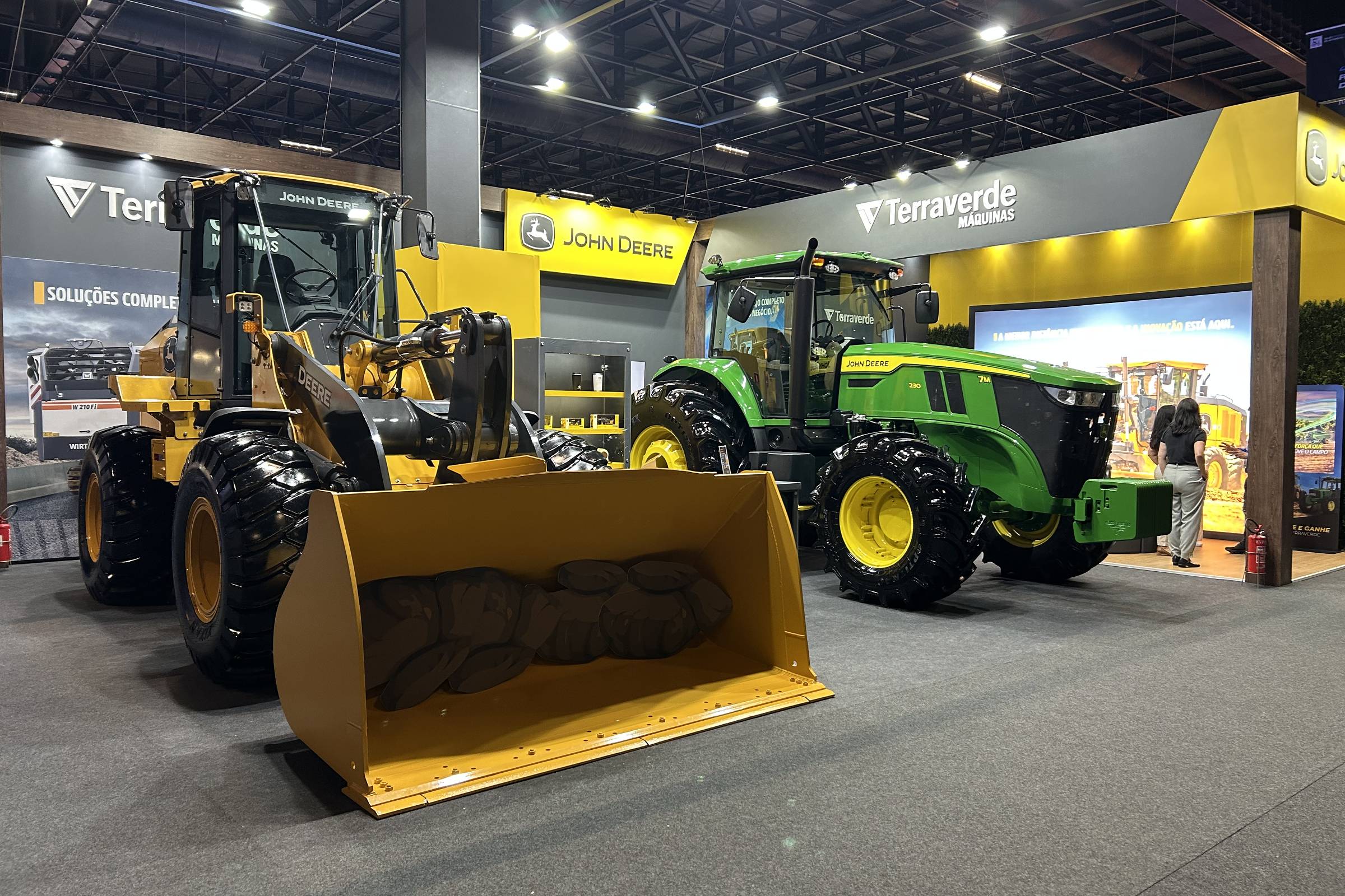 Tratores expostos no Salão do Automóvel chamam atenção com pneus que brilham