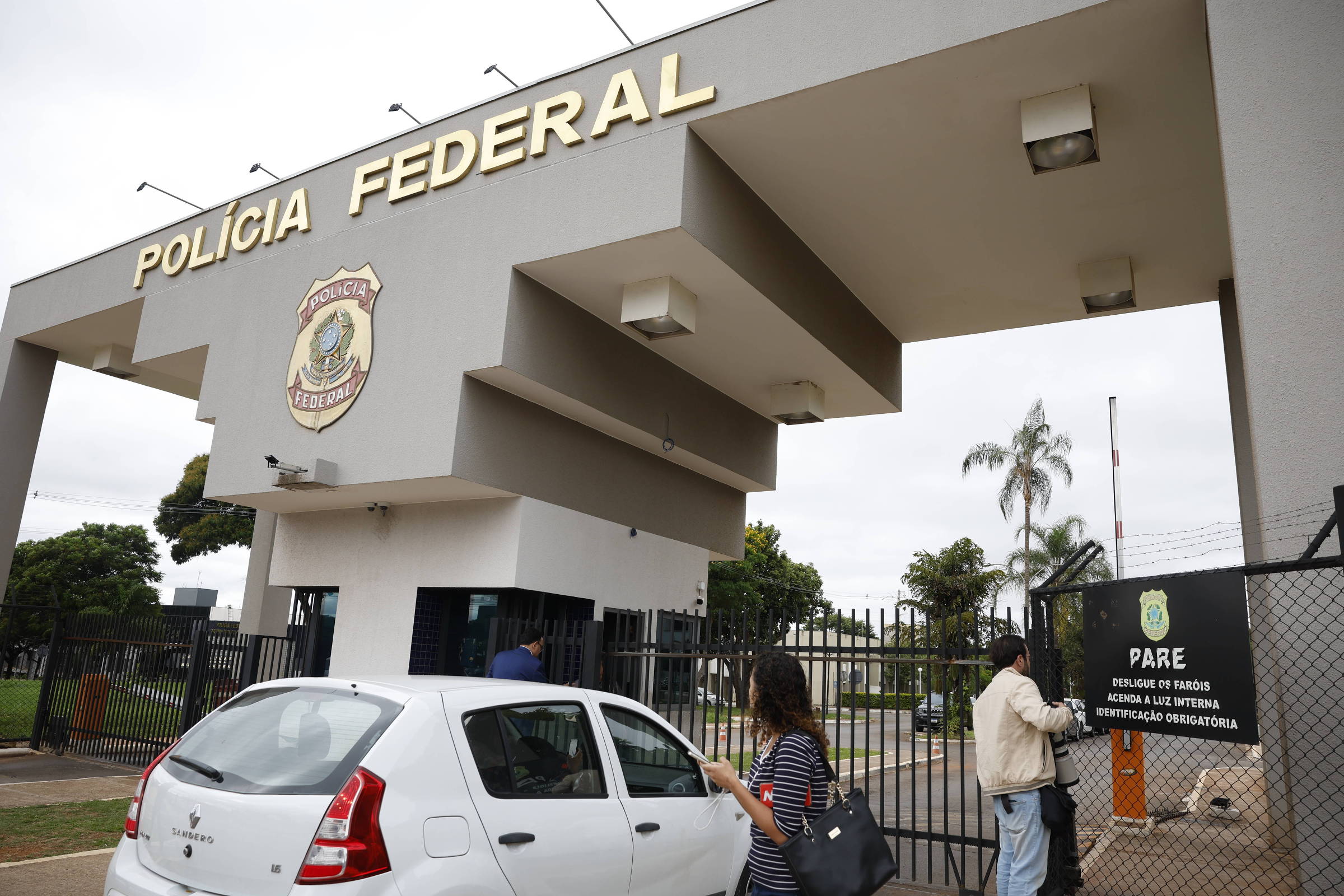 Dólar abre em leve queda nesta segunda após prisão preventiva de Bolsonaro