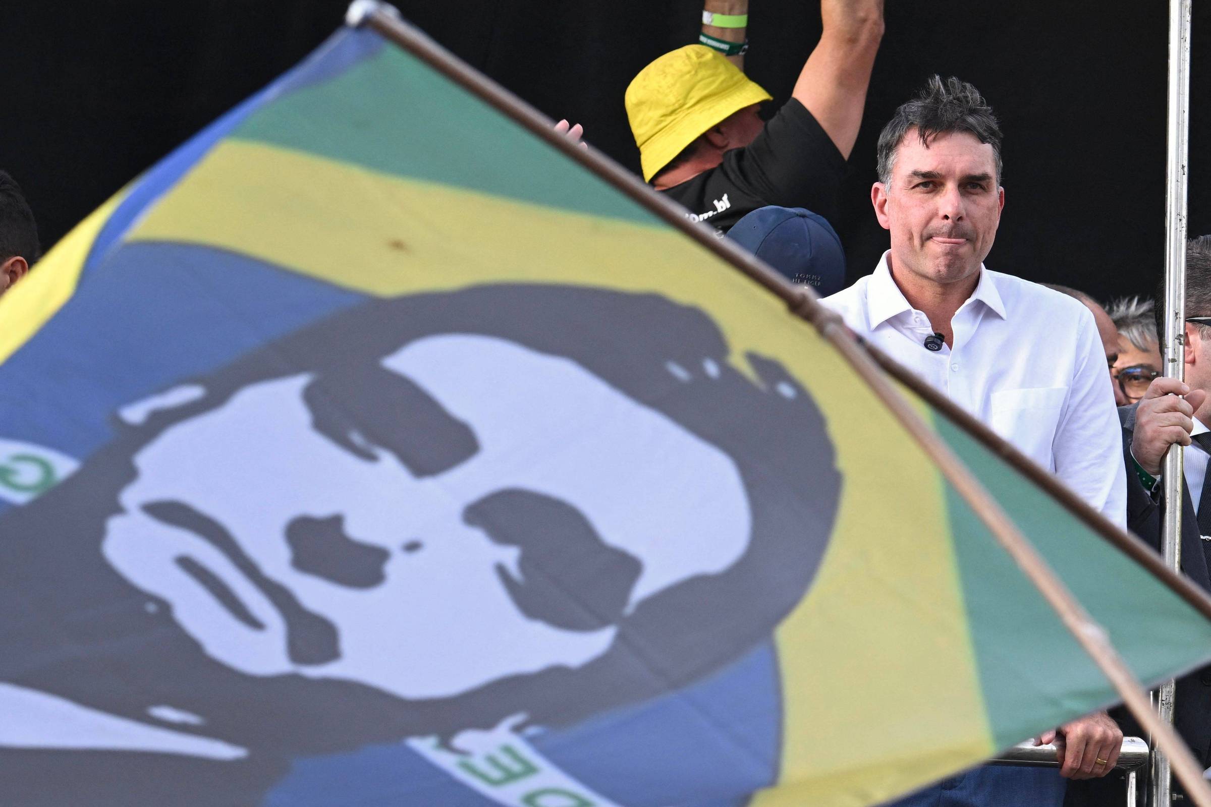 Aliados veem Flávio na mira de Moraes com prisão de Bolsonaro e ensaio de candidatura a presidente