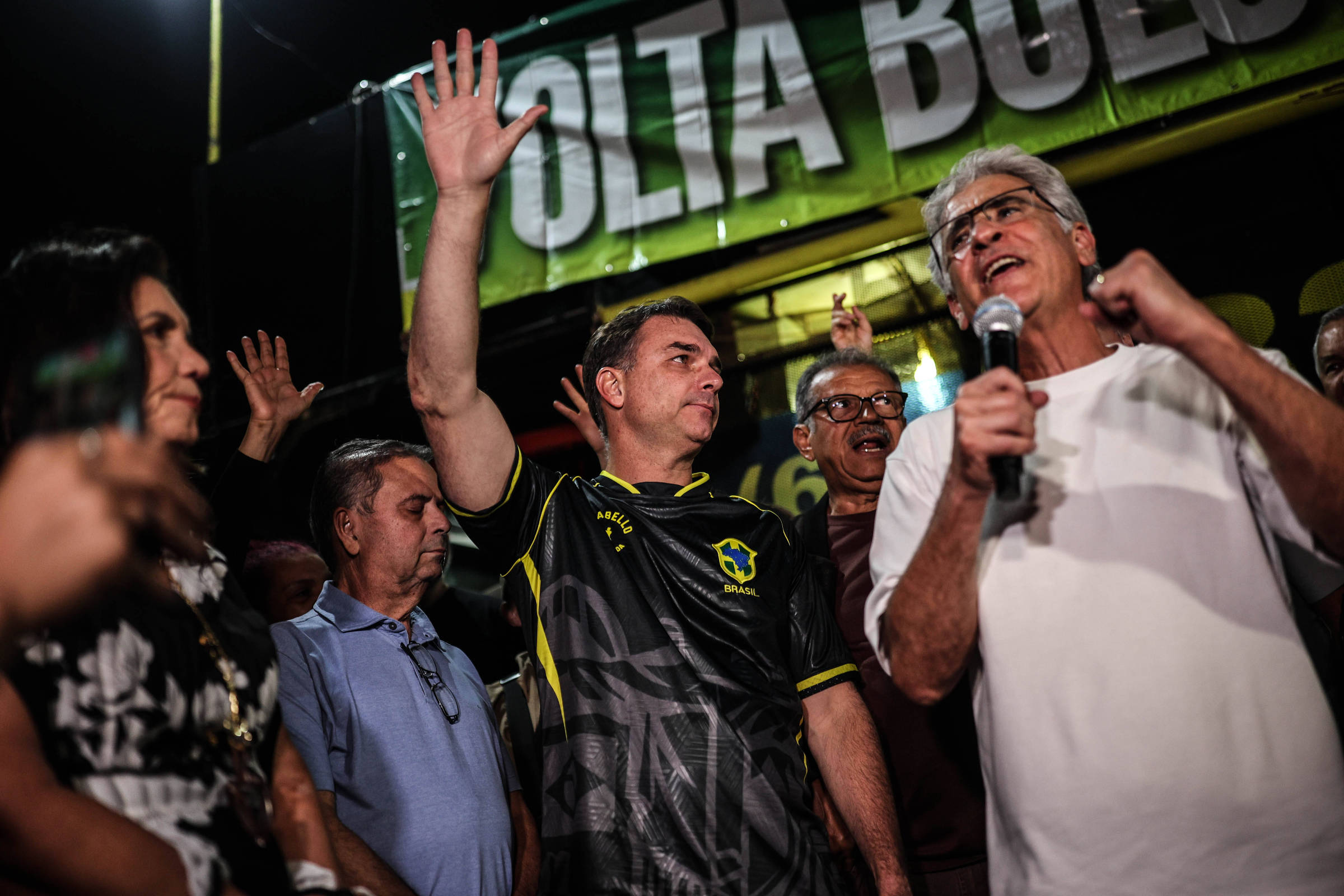 Homem discursa contra Bolsonaro em vigília após prisão e é agredido