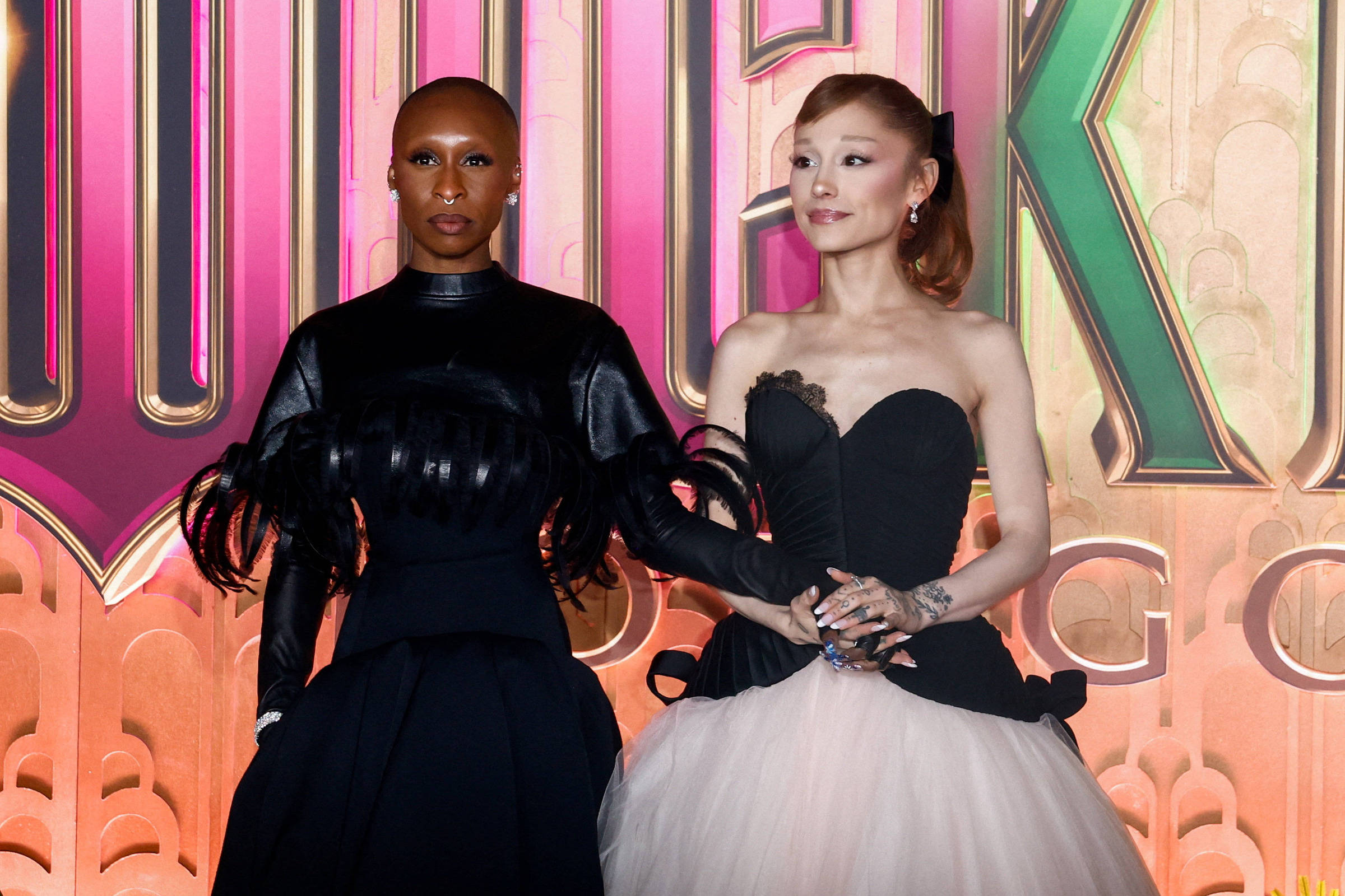 Homem que agarrou Ariana Grande, de 'Wicked', é banido de Singapura após tumulto