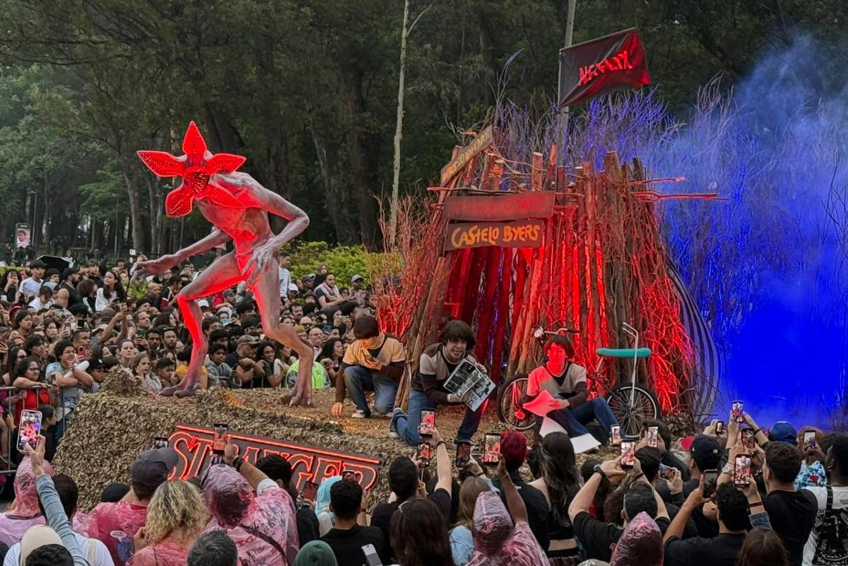 Carros alegóricos de 'Stranger Things' desfilam no parque Ibirapuera, em SP