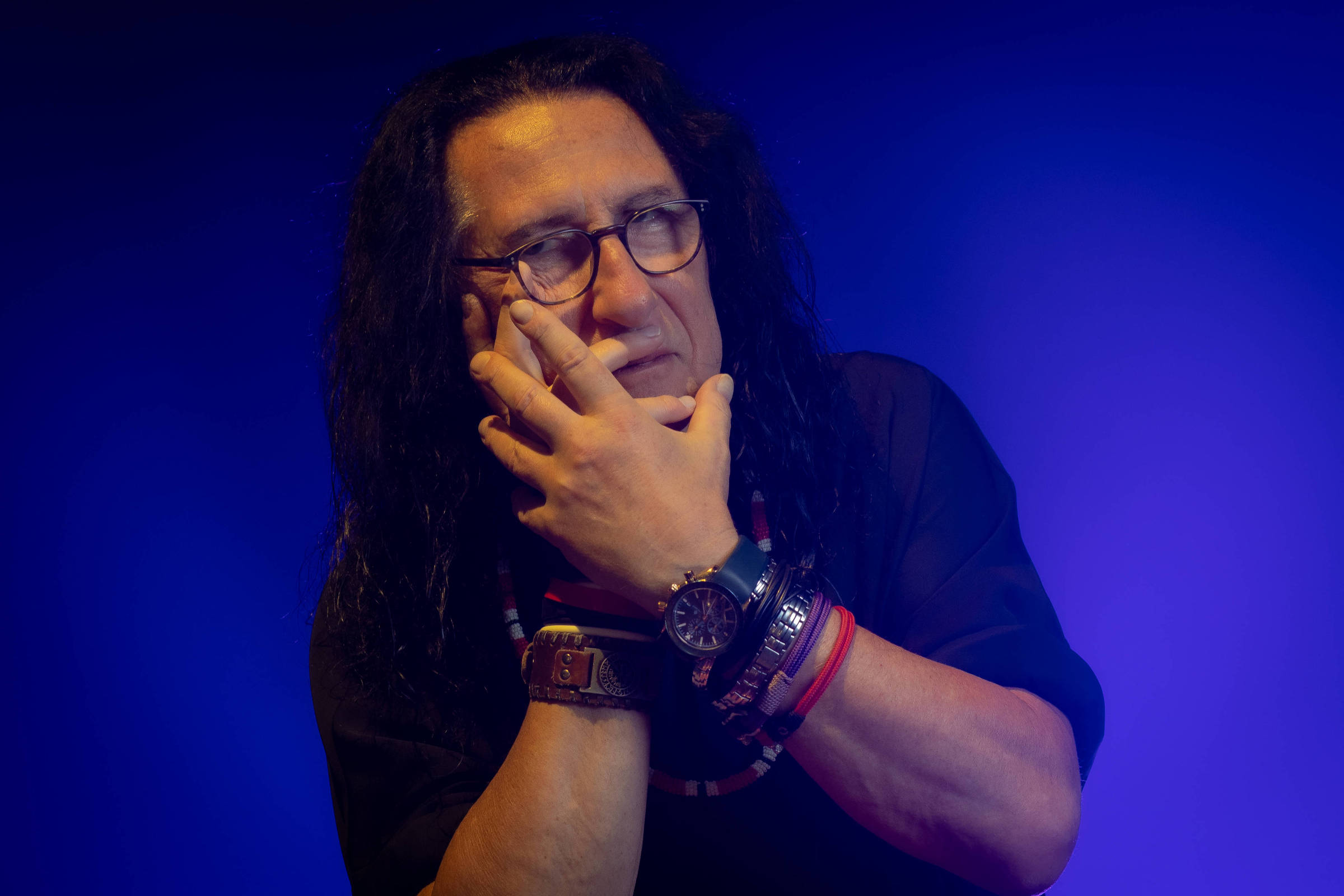 Trump se pinta de ouro e está implodindo os EUA, diz o diretor Gerald Thomas