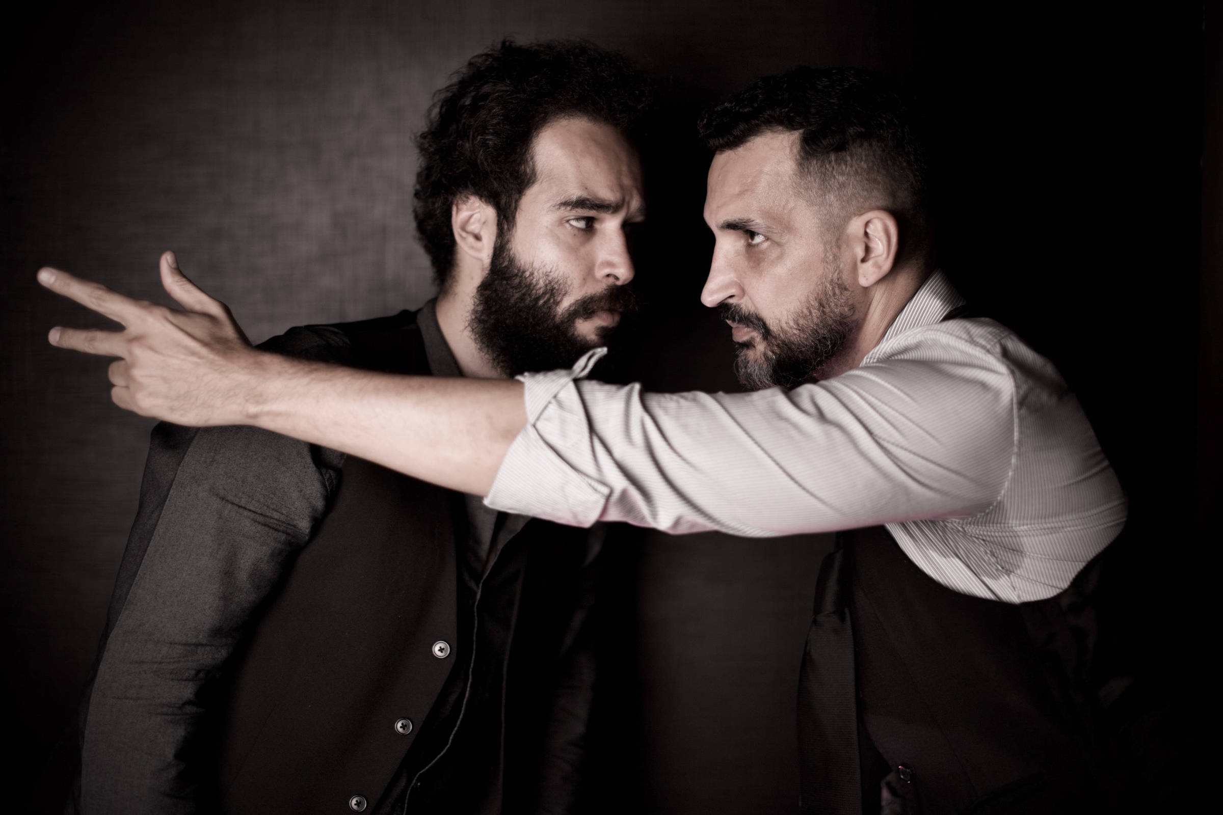 Companhia teatral revoluciona experiência cênica com arquitetura sonora binaural