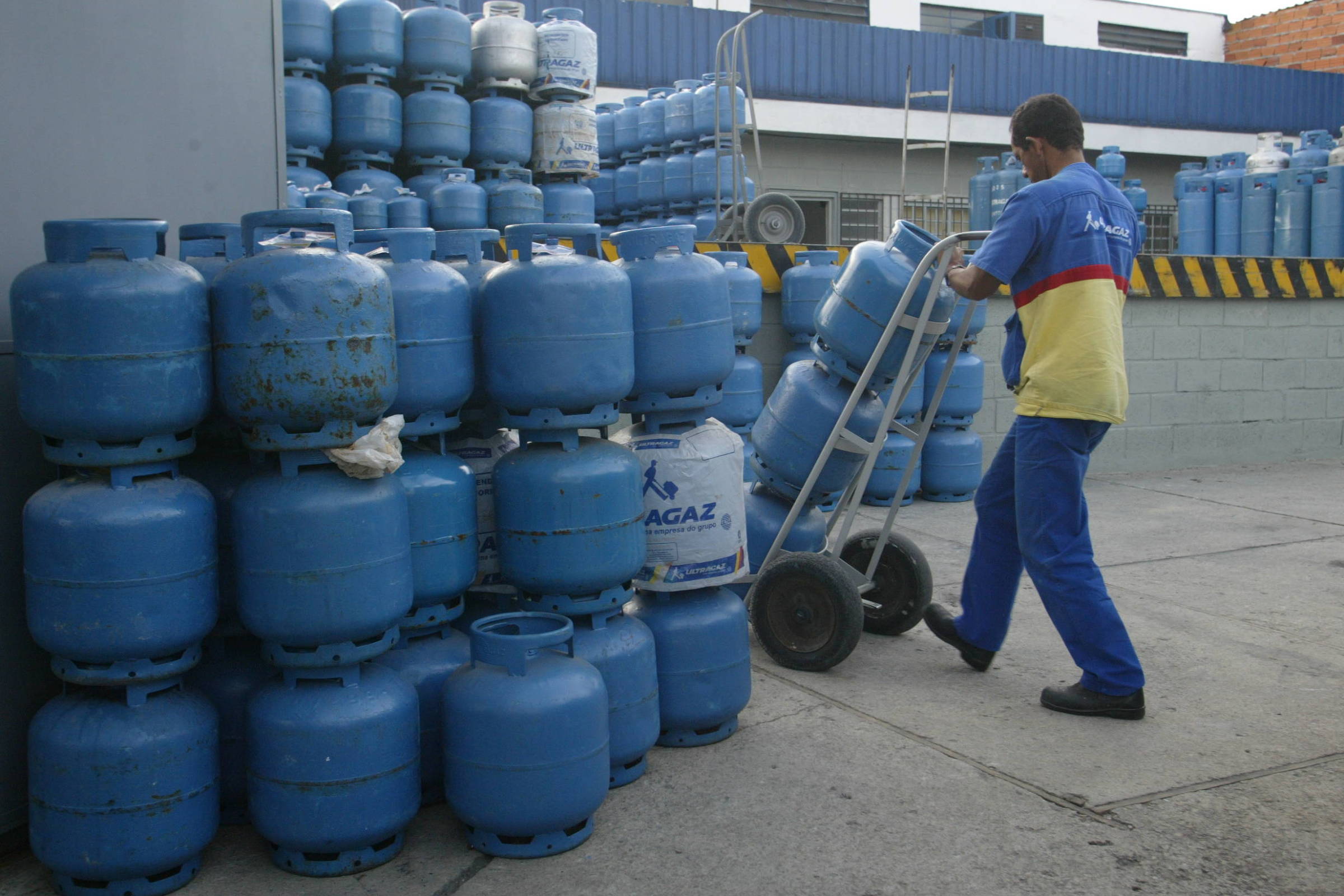 Governo reajusta preço do botijão para revendedoras do Gás do Povo; veja novo valor por estado