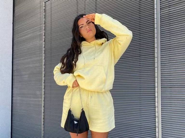 Influenciadora posa com conjunto de moletom na cor amarelo manteiga