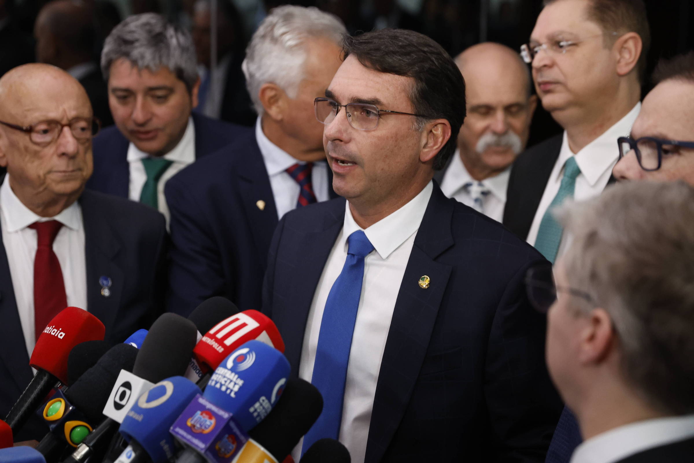 Flávio Bolsonaro diz que afastamento de Motta e Alcolumbre de Lula pode favorecer anistia