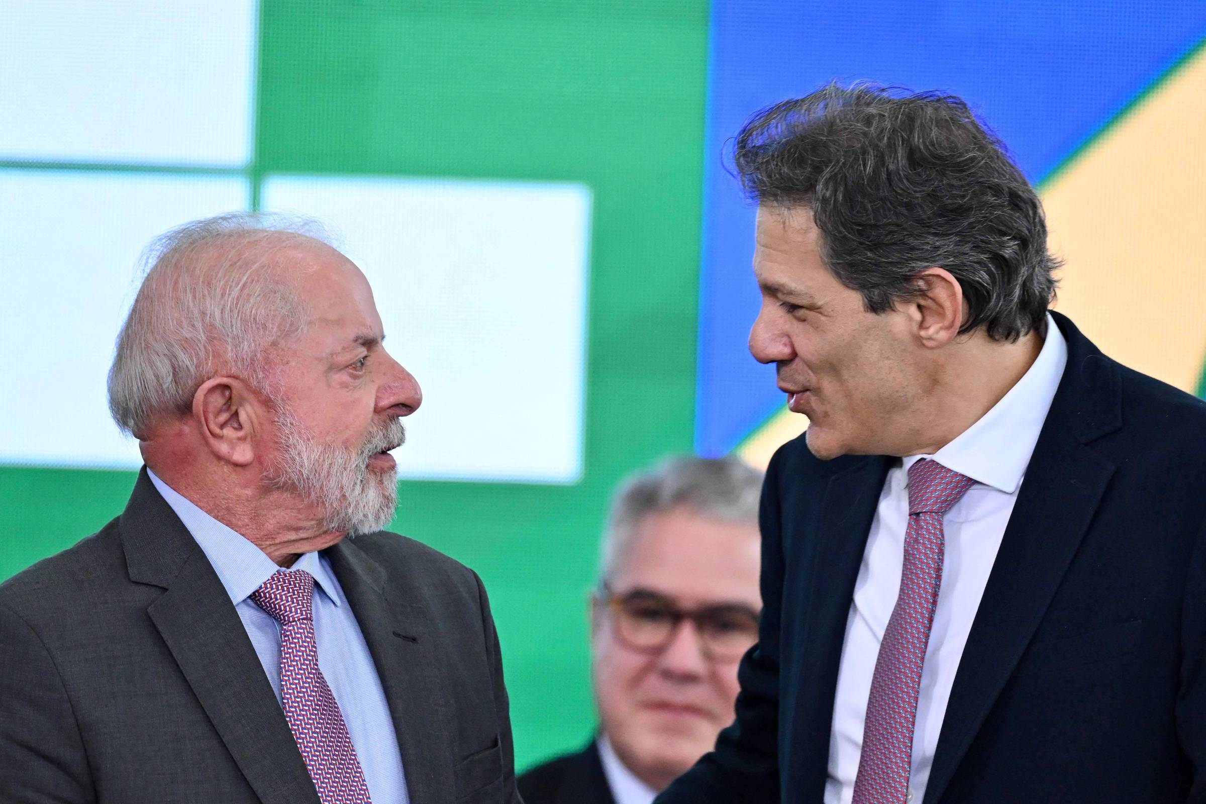 Lula sanciona isenção de Imposto de Renda em cerimônia marcada por ausências de Motta e Alcolumbre; acompanhe