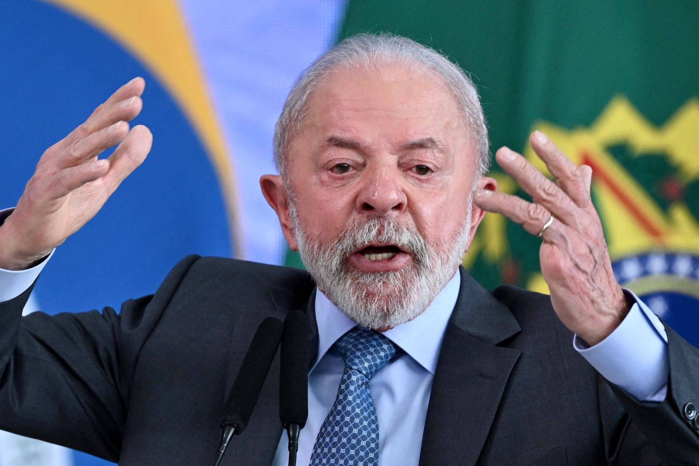 Lula acena com redução da jornada de trabalho e isenção da PLR