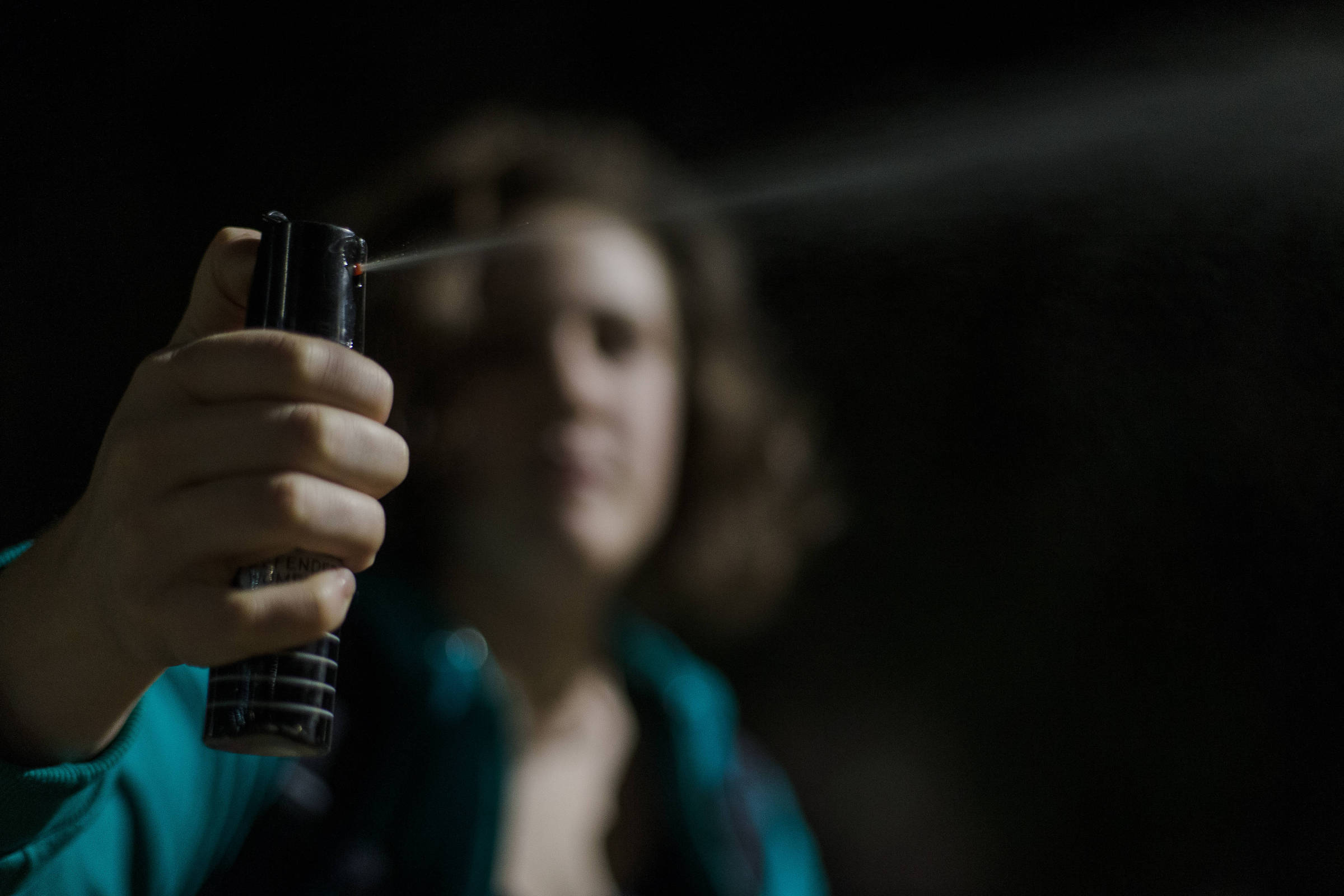 Spray de pimenta, autorizado para mulheres no RJ, provoca falta de ar e cegueira temporária