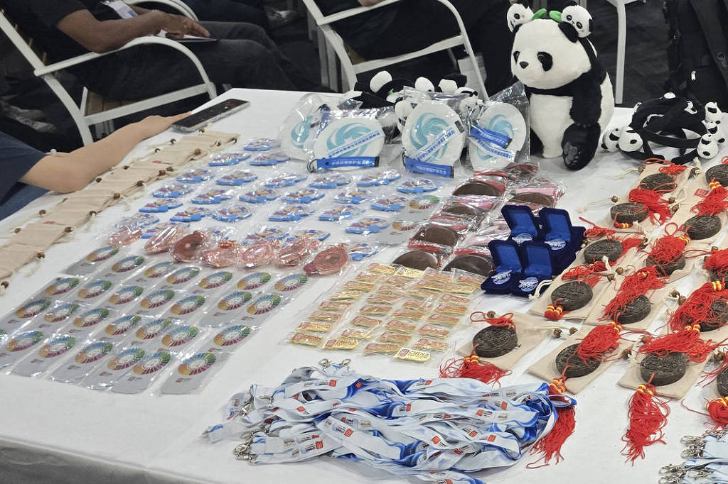 Brindes distribuídos durante a COP30 são vendidos por até R$ 450 na internet