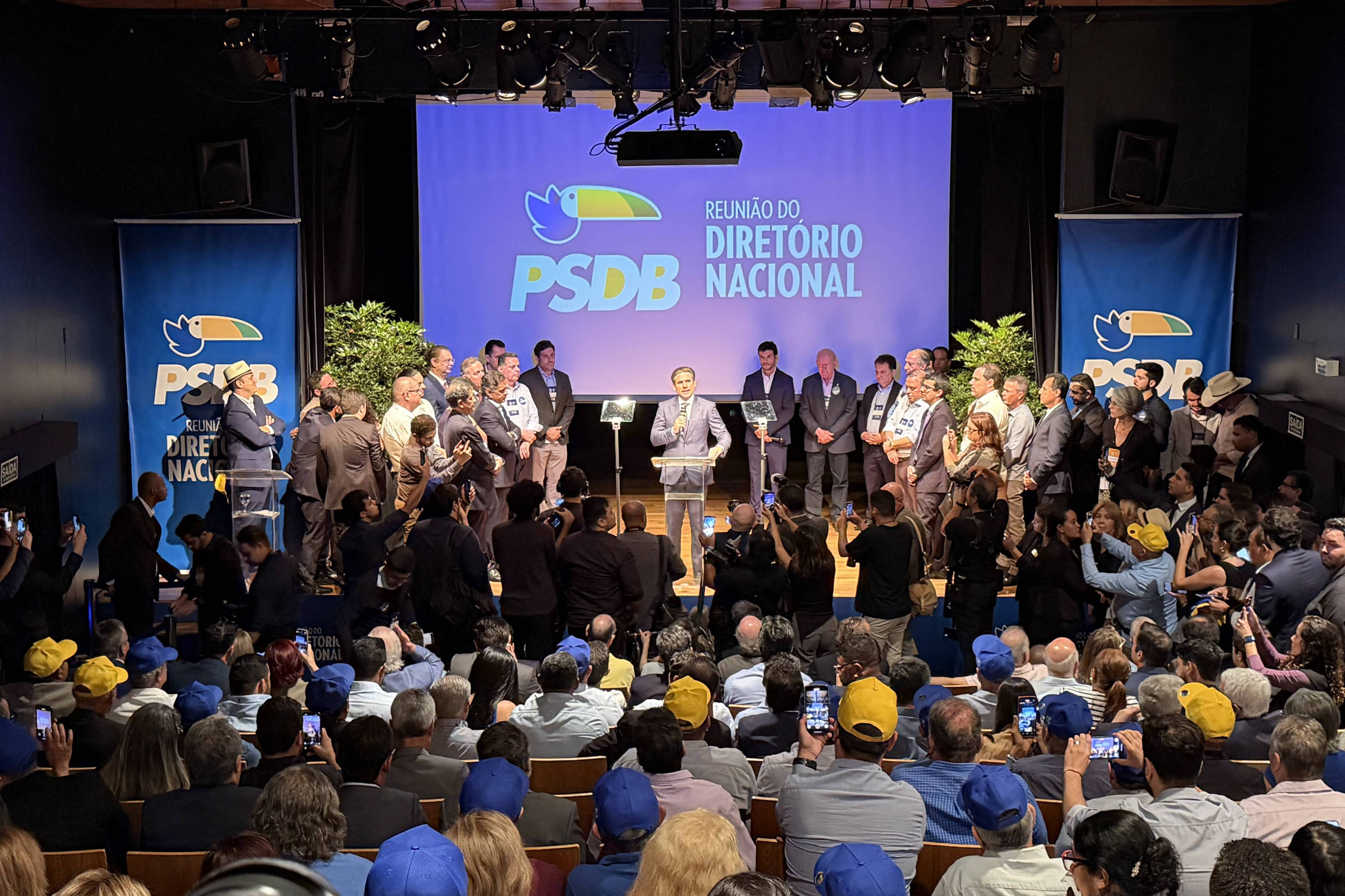 Aécio Neves volta ao comando do PSDB criticando polarização e Lava Jato, da qual foi alvo