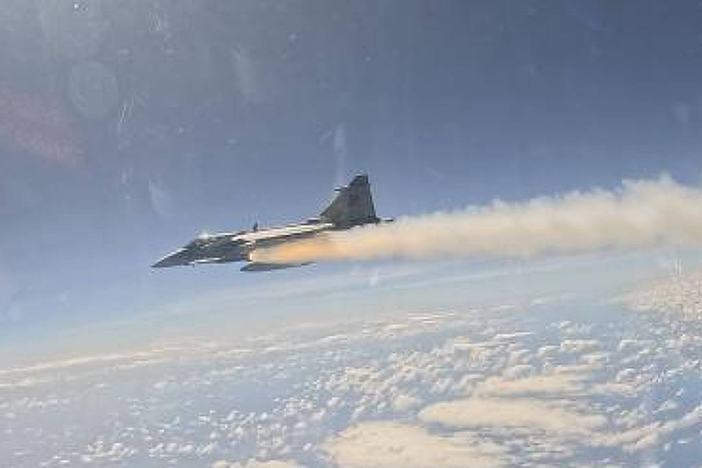 Caça Gripen da FAB lança míssil de R$ 12,4 mi pela 1ª vez; veja vídeo
