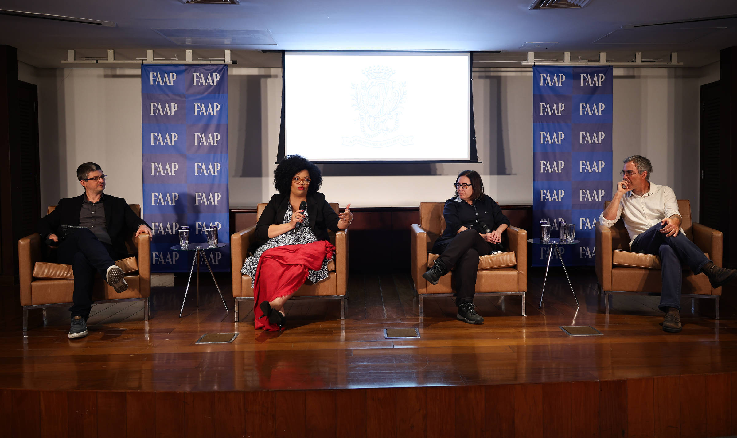 Encontro Folha-Faap de jornalismo reúne diferentes gerações e debate desafios da profissão