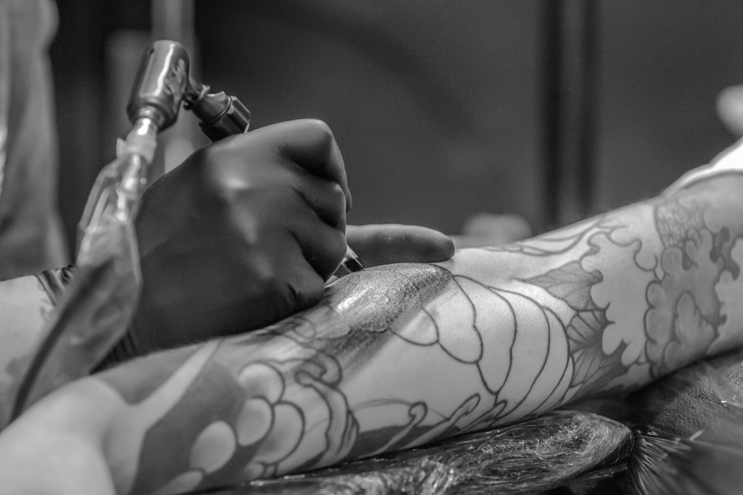 Tinta de tatuagem mata células imunológicas e enfraquece resposta a vacinas, diz estudo