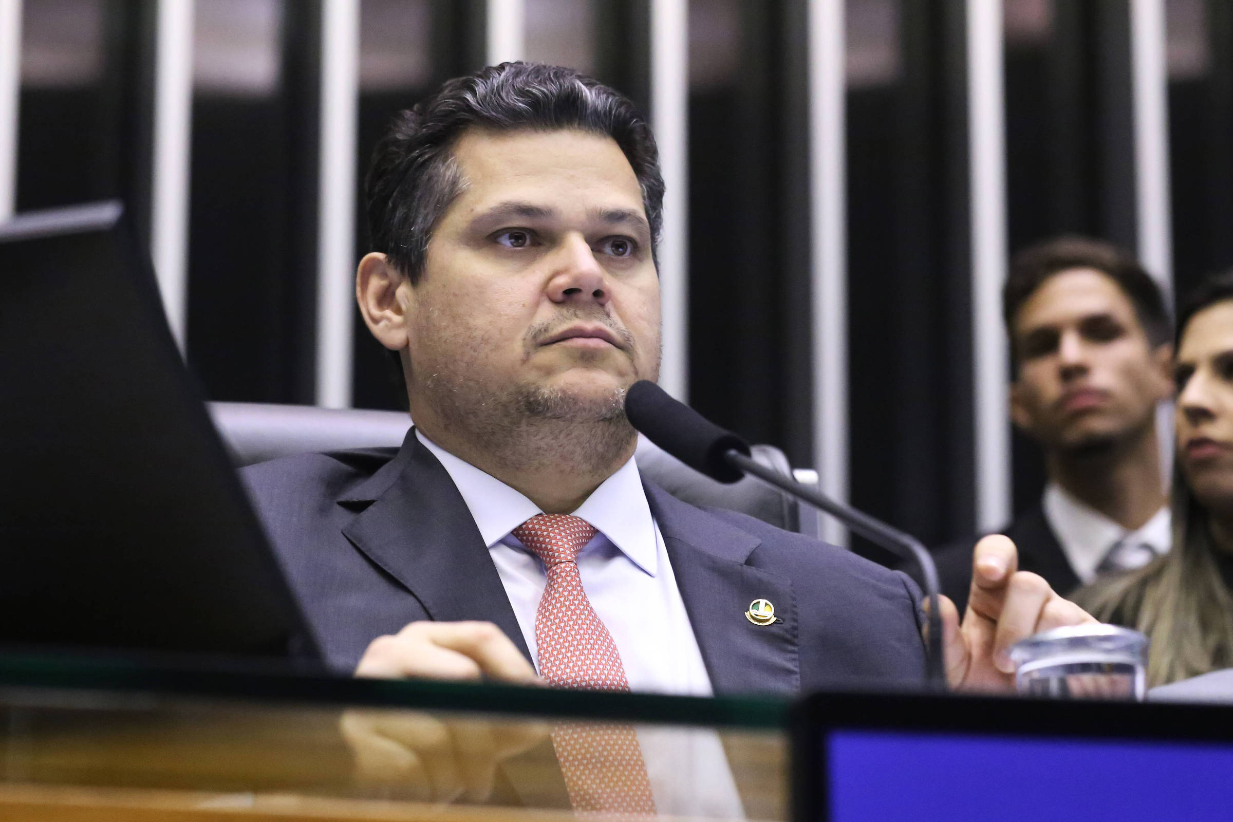 Decisão de Gilmar que blinda STF irrita Alcolumbre, e Congresso discute reação