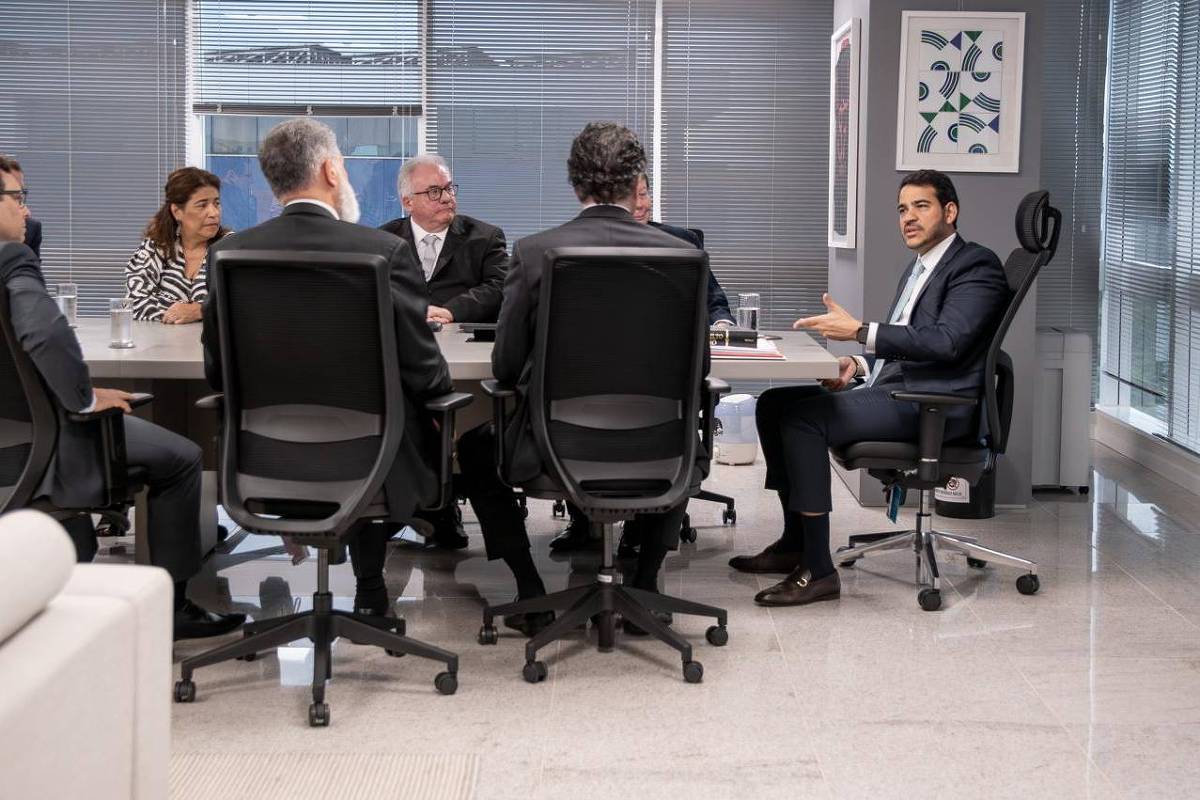 Messias se reúne com representantes do mundo do trabalho e promete respeito a direitos sociais