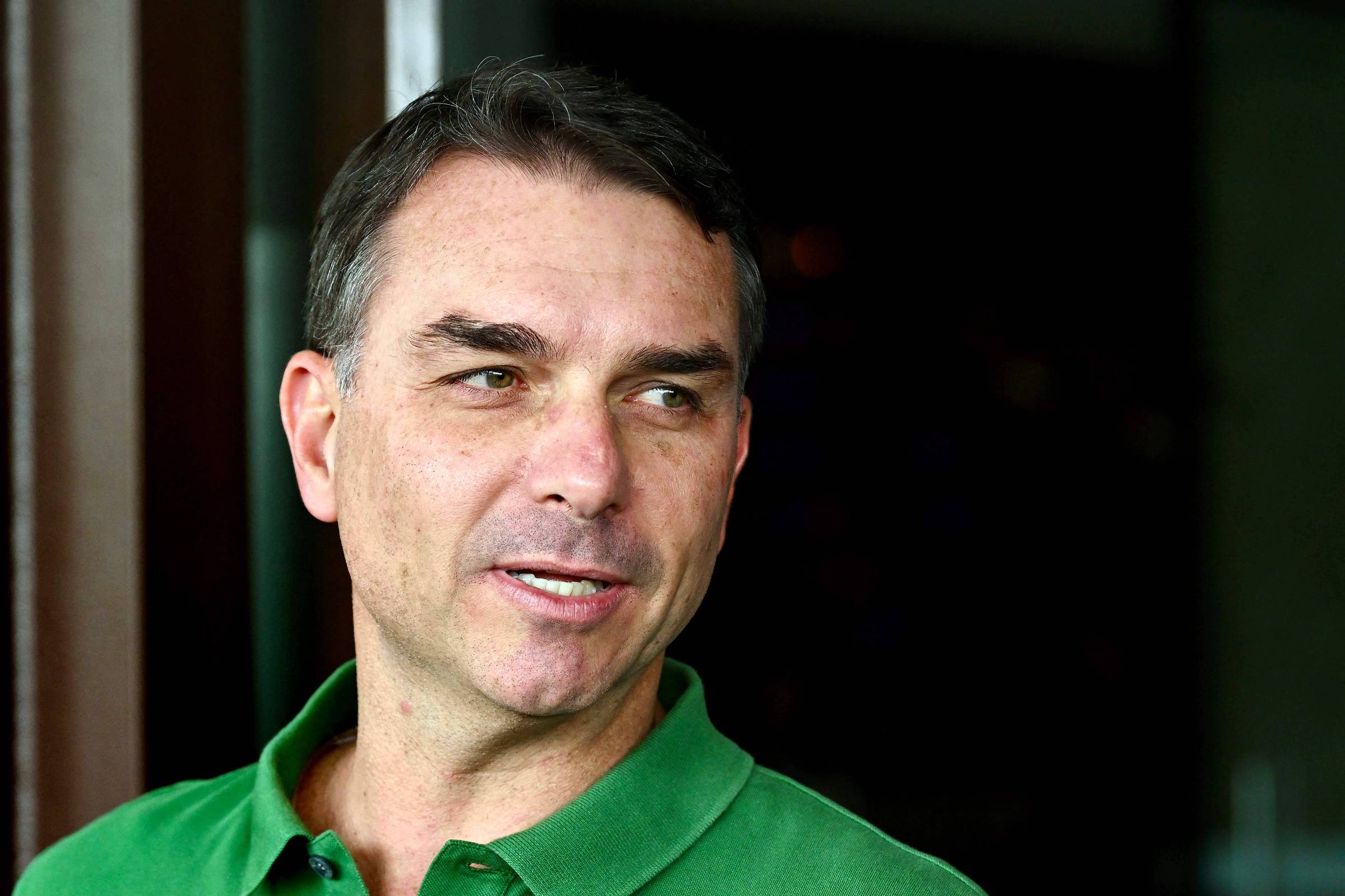 Flávio Bolsonaro diz agora que candidatura é irreversível e que sobrenome é vantagem sobre Tarcísio