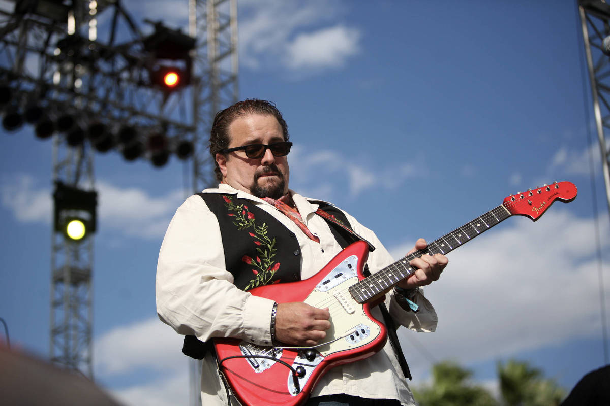 Morre Raul Malo, vocalista da banda The Mavericks, aos 60 anos