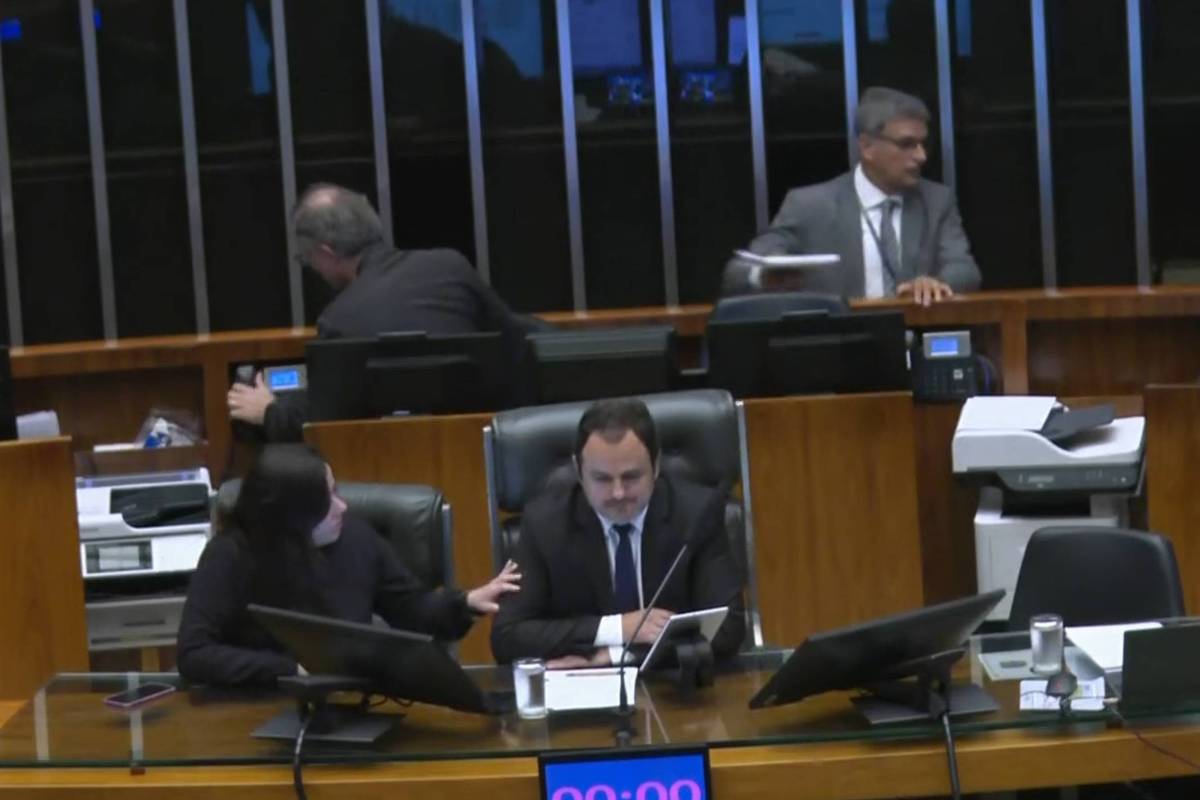 Glauber Braga ocupa cadeira de Motta contra decisão de pautar cassação de seu mandato