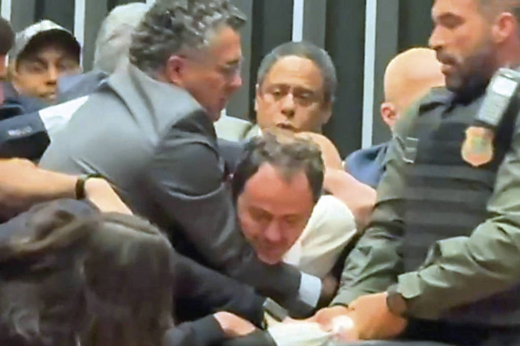 Polícia Legislativa retira à força Glauber da cadeira de Motta; veja vídeo
